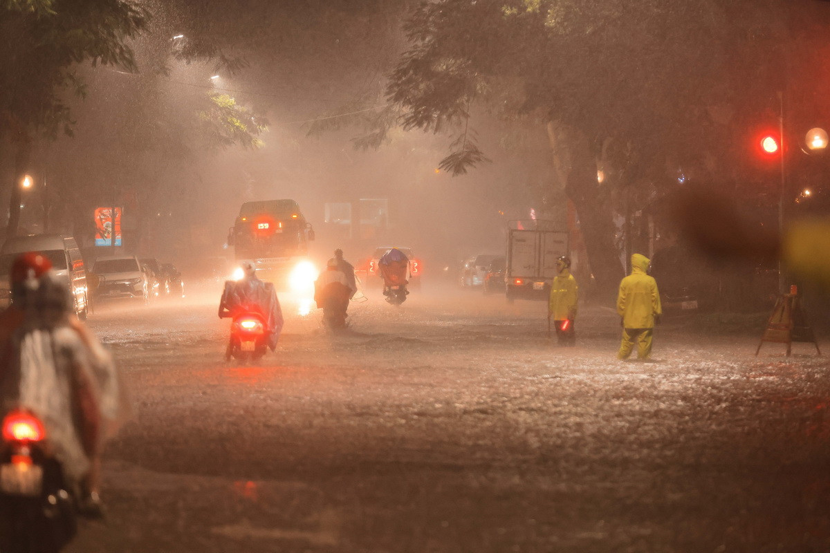 Một đoạn phố Lý Thường Kiệt, quận Hoàn Kiếm bị ngập sâu. (Ảnh: Hoàng Hiếu/TTXVN)
