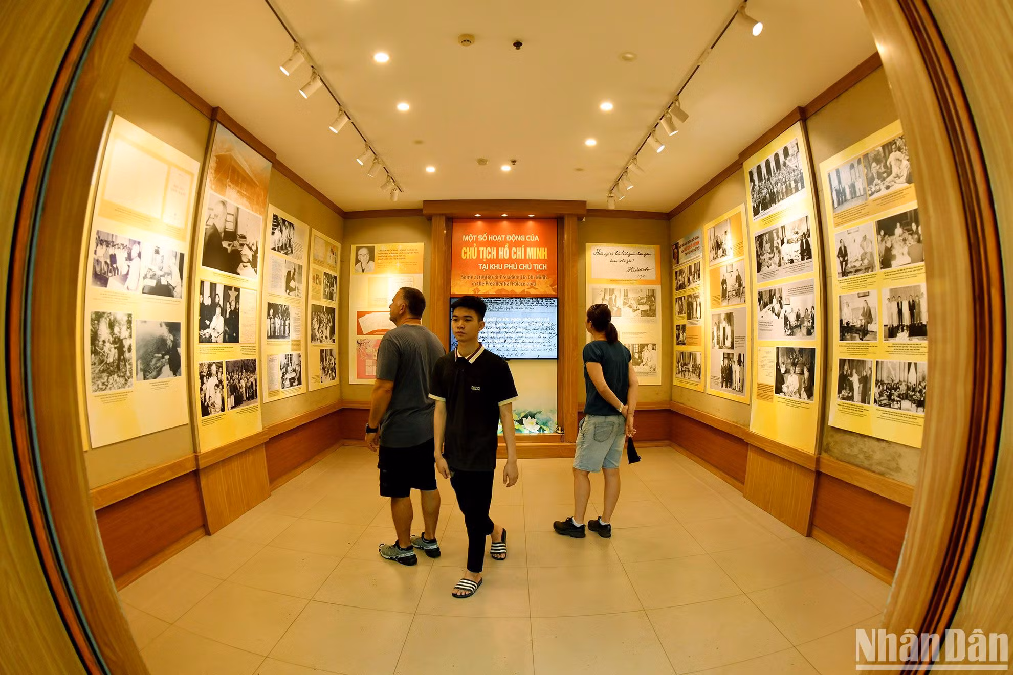 Nhiều hiện vật, hình ảnh về hoạt động của Chủ tịch Hồ Chí Minh thu hút khách tham quan.