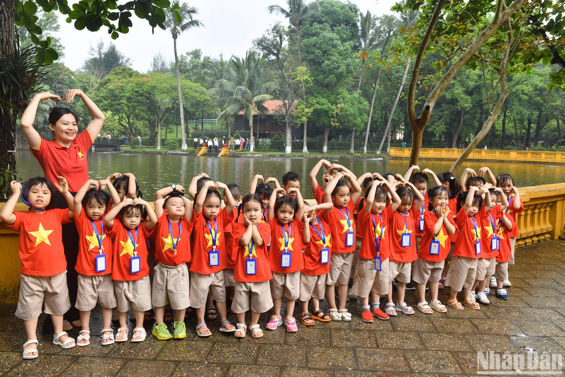 Cô và trò chụp ảnh kỷ niệm bên ao cá Bác Hồ.