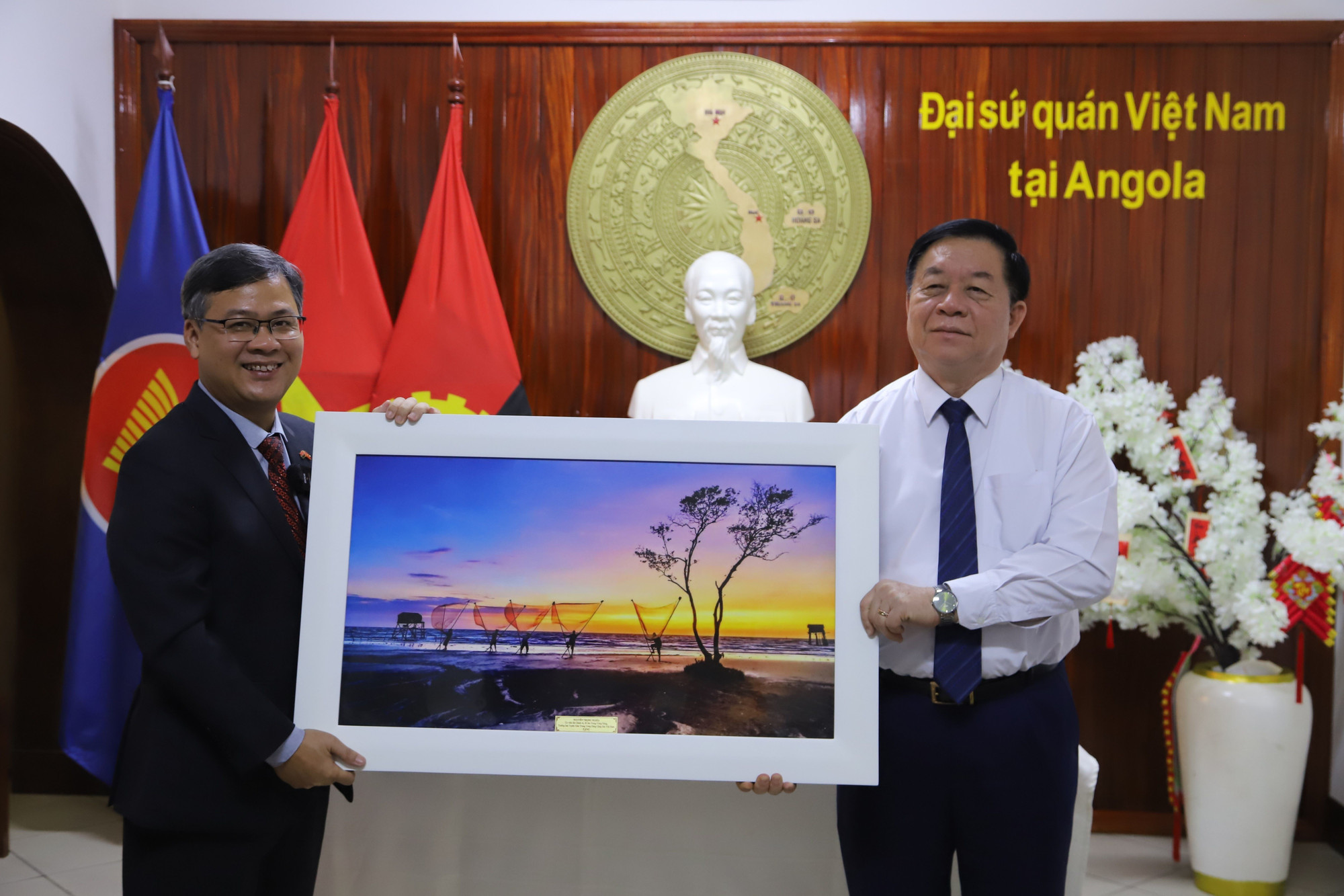 Trưởng Ban Tuyên giáo Trung ương Nguyễn Trọng Nghĩa tặng quà lưu niệm cho Đại sứ quán Việt Nam tại Angola. (Ảnh: TTXVN)