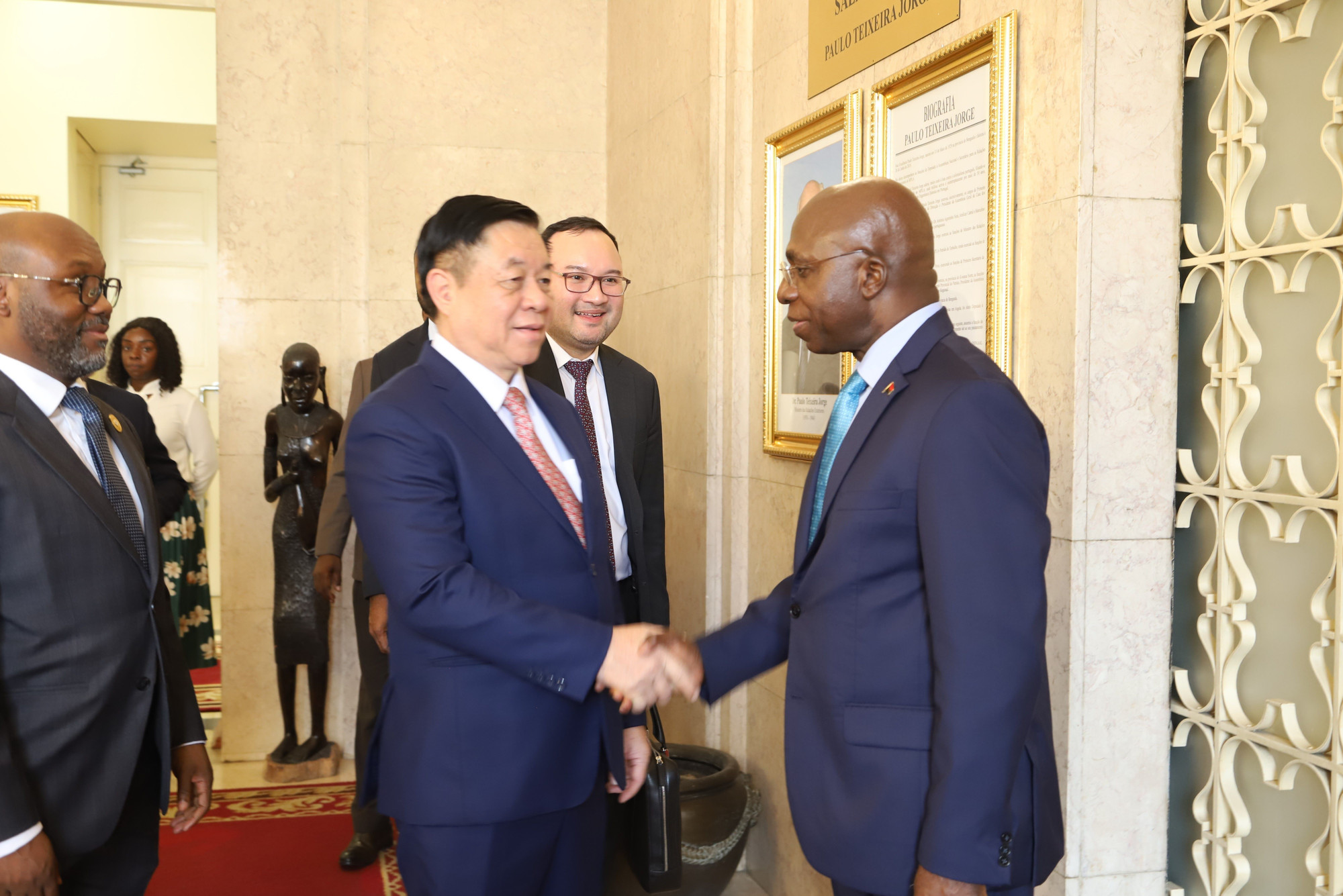 Trưởng Ban Tuyên giáo Trung ương Nguyễn Trọng Nghĩa làm việc với Bộ trưởng Ngoại giao Angola Tete António. (Ảnh: TTXVN)