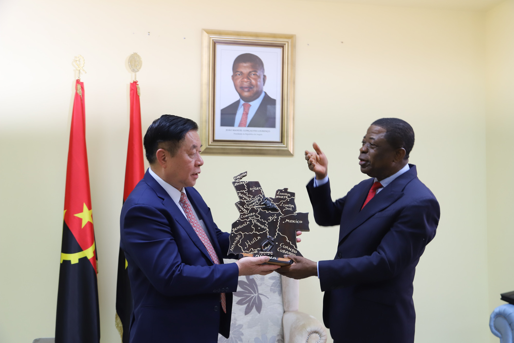 Tổng Thư ký Đảng MPLA Paulo Pombolo tặng quà lưu niệm cho Trưởng Ban Tuyên giáo Trung ương Nguyễn Trọng Nghĩa. (Ảnh: TTXVN)