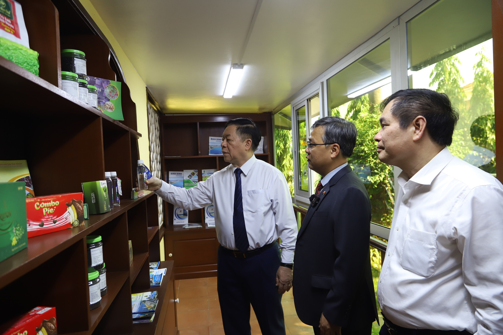 Trưởng Ban Tuyên giáo Trung ương Nguyễn Trọng Nghĩa thăm gian trưng bày tại Đại sứ quán Việt Nam tại Angola. (Ảnh: TTXVN)