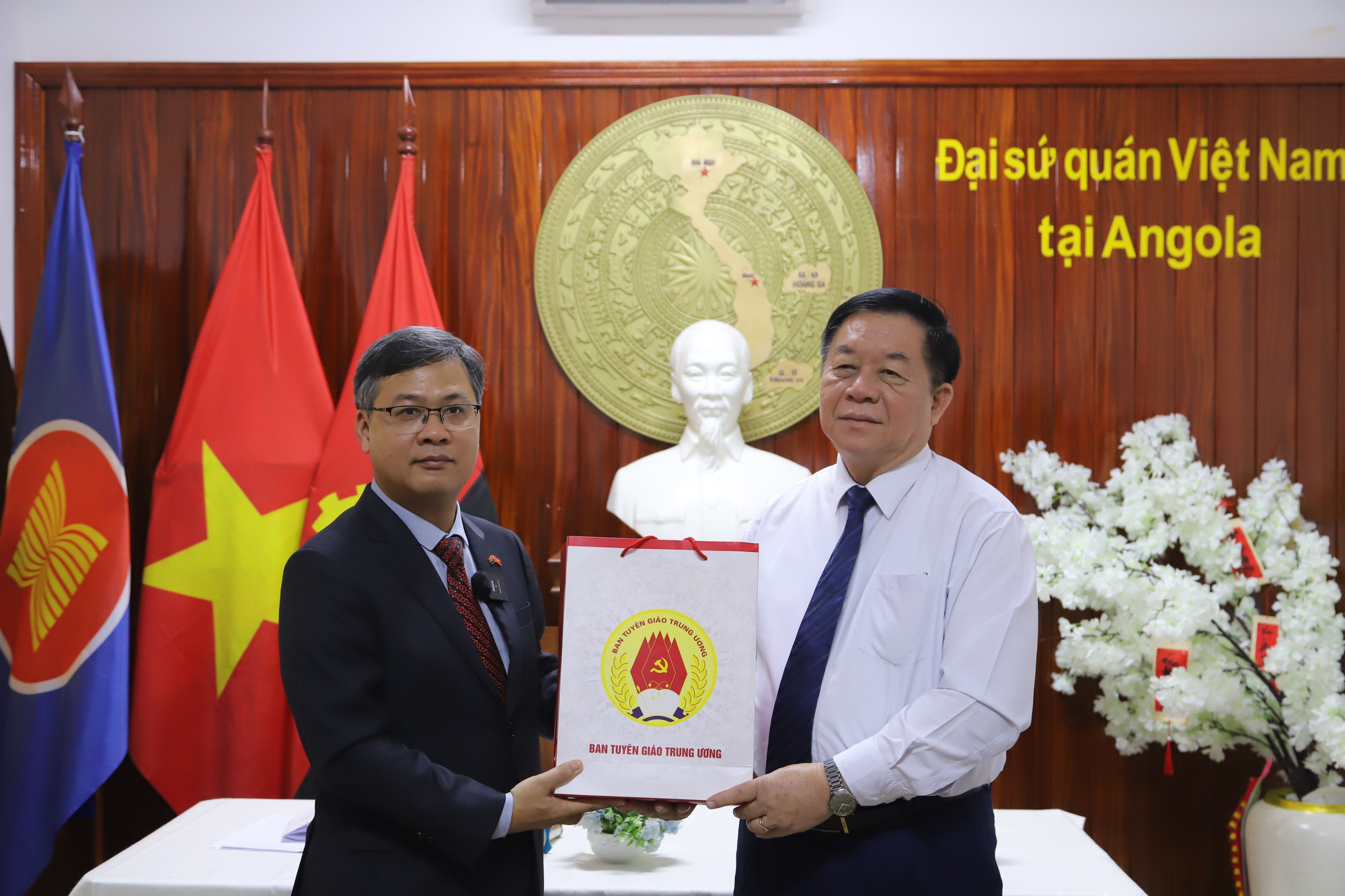 Trưởng Ban Tuyên giáo Trung ương Nguyễn Trọng Nghĩa thăm gian trưng bày tại Đại sứ quán Việt Nam tại Angola. (Ảnh: TTXVN)