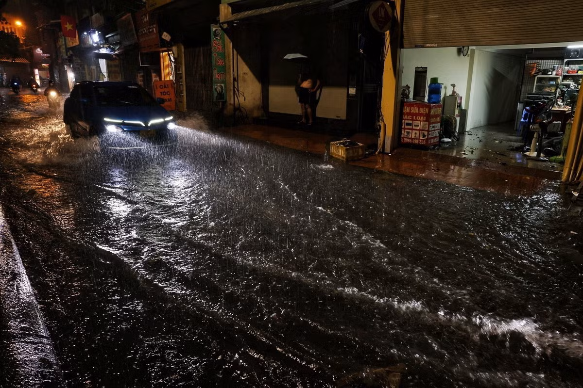 Mưa lớn ngập trên phố Khương Hạ, quận Thanh Xuân. (Ảnh: Tuấn Anh/TTXVN)