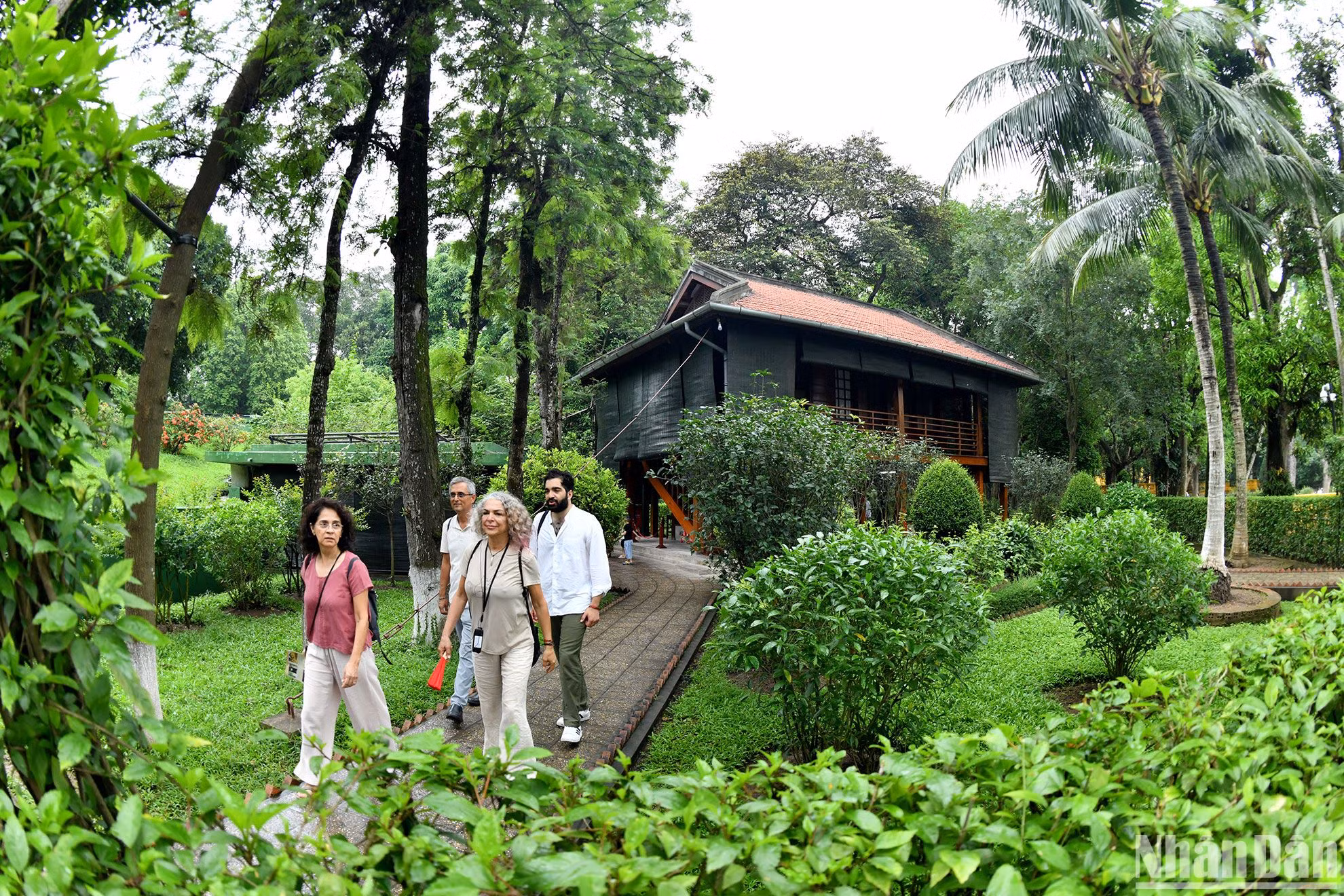 Đoàn khách quốc tế tham quan Khu di tích Chủ tịch Hồ Chí Minh tại Phủ Chủ tịch.