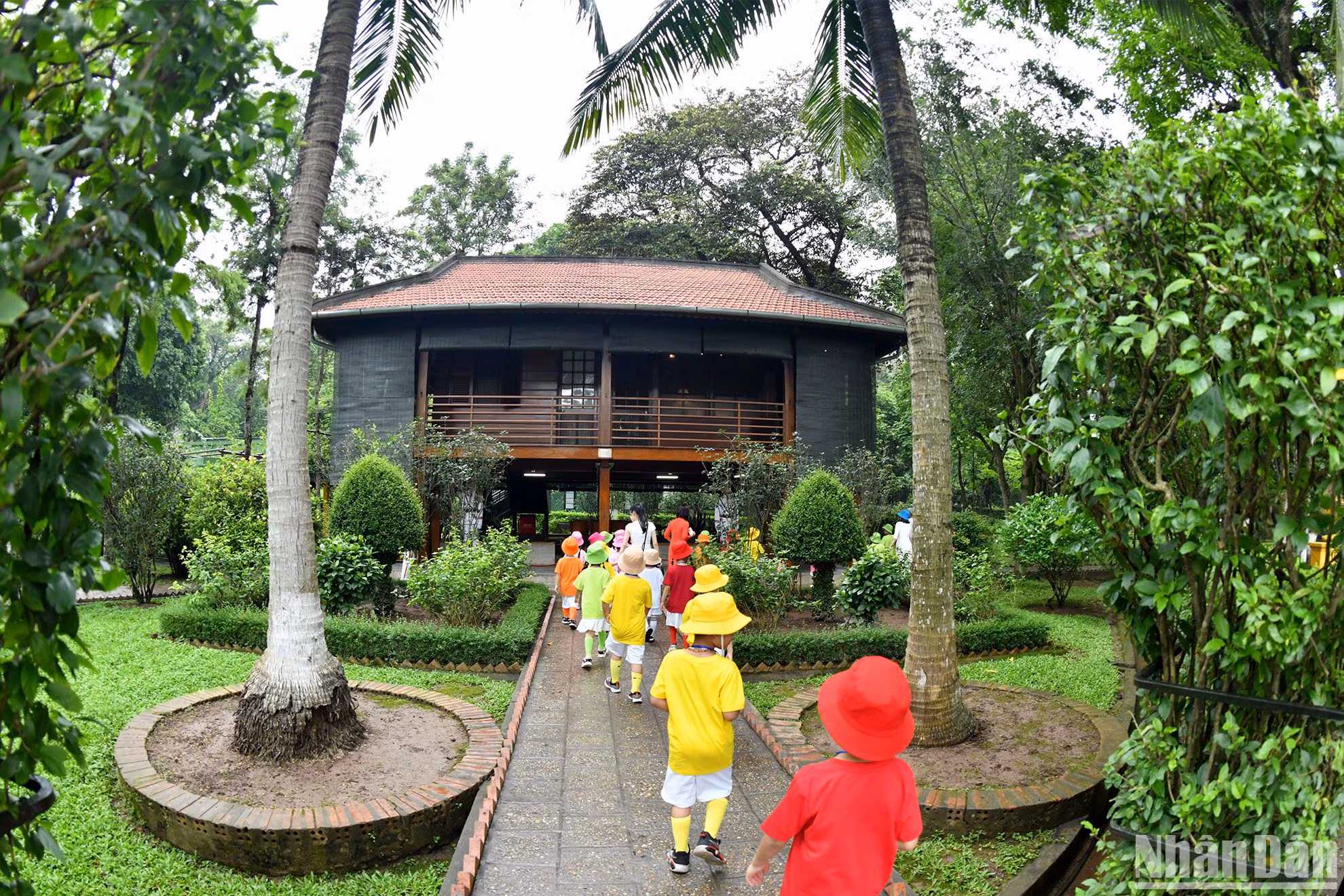 Đoàn học sinh vào tham quan nhà sàn Bác Hồ.