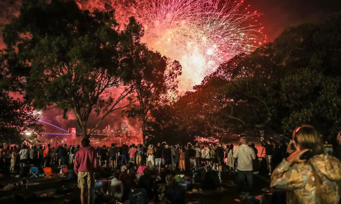 Người dân chăm chú chiêm ngưỡng những chùm pháo hoa rực rỡ tại Sydney. (Ảnh: Getty Images)