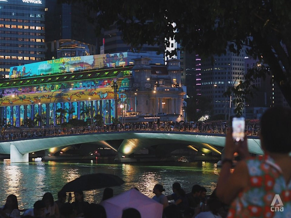 Trước giờ chuyển giao sang năm mới, khu vực Marina Bay của Singapore xuất hiện mưa phùn. Tuy nhiên, người dân vẫn đổ về khu vực này để tận hưởng một đêm cuối năm sôi động. (Ảnh: CNA)