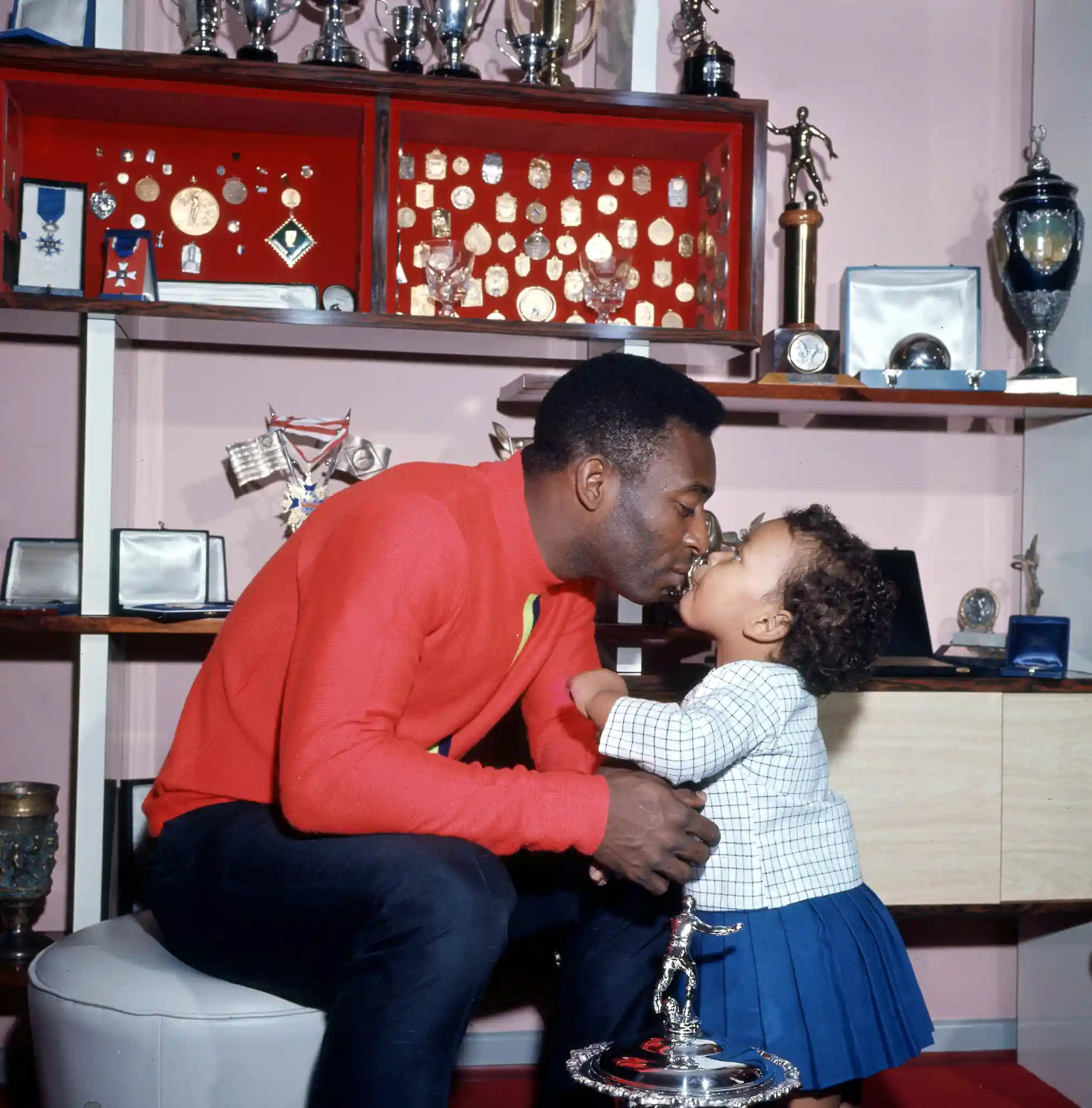 Pelé âu yếm bên con gái Kelly Christina của ông. Vua bóng đã trải qua 3 cuộc hôn nhân và có 7 người con. (Ảnh: Popperfoto/Getty Images)