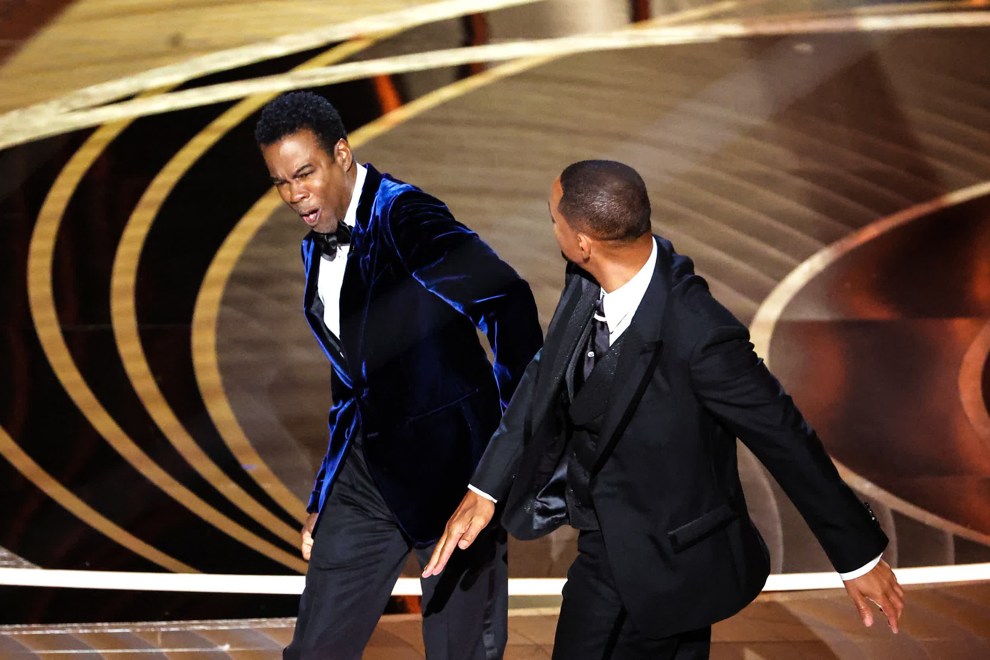 Trong Lễ trao giải Oscar lần thứ 94 tại Los Angeles, Mỹ, nam diễn viên Will Smith đã bất ngờ đánh Chris Rock ngay trên sân khấu sau khi diễn viên hài này pha trò về ngoại hình của vợ mình - Jada Pinkett Smith, người mắc hội chứng tóc rụng từng mảng. (Ảnh: Myung Chun/Los Angeles Times/Getty Images)