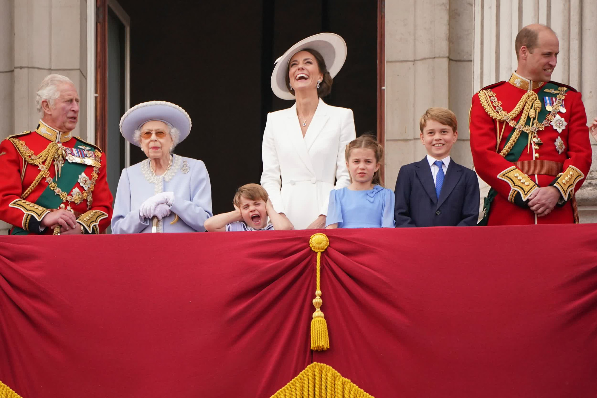 Nữ hoàng Elizabeth II cùng các thành viên trong Hoàng gia Anh đứng trên ban công Cung điện Buckingham theo dõi Lễ diễu hành mở màn Đại lễ Bạch kim của bà, ngày 2/6. (Ảnh: AP)
