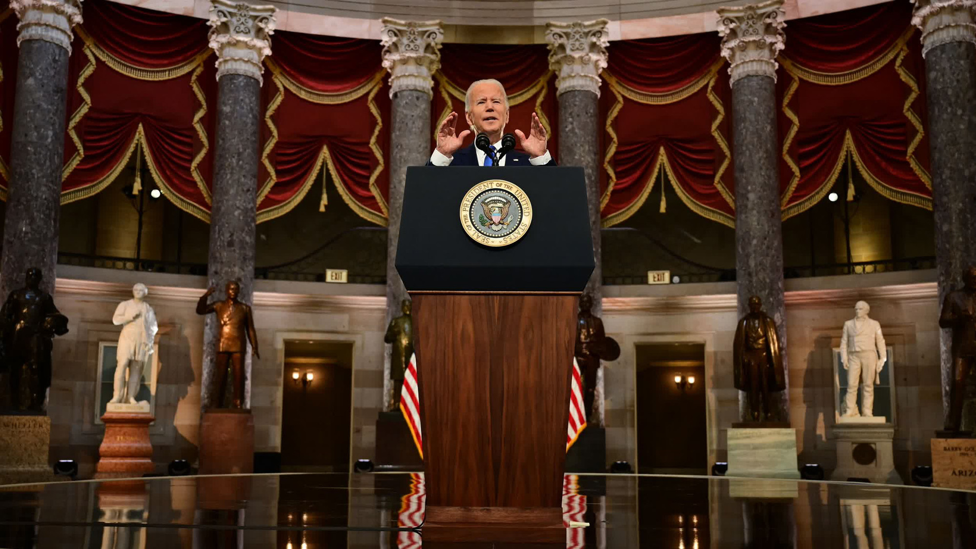 Tổng thống Mỹ Joe Biden ngày 6/1 đã có bài phát biểu nhân kỷ niệm 1 năm ngày xảy ra cuộc bạo loạn tại Đồi Capitol của những người biểu tình ủng hộ cựu Tổng thống Donald Trump. Cuộc bạo loạn này đã khiến 5 người thiệt mạng và hơn 140 sĩ quan cảnh sát bị thương. (Ảnh: Jim Watson/AFP/Getty Images)