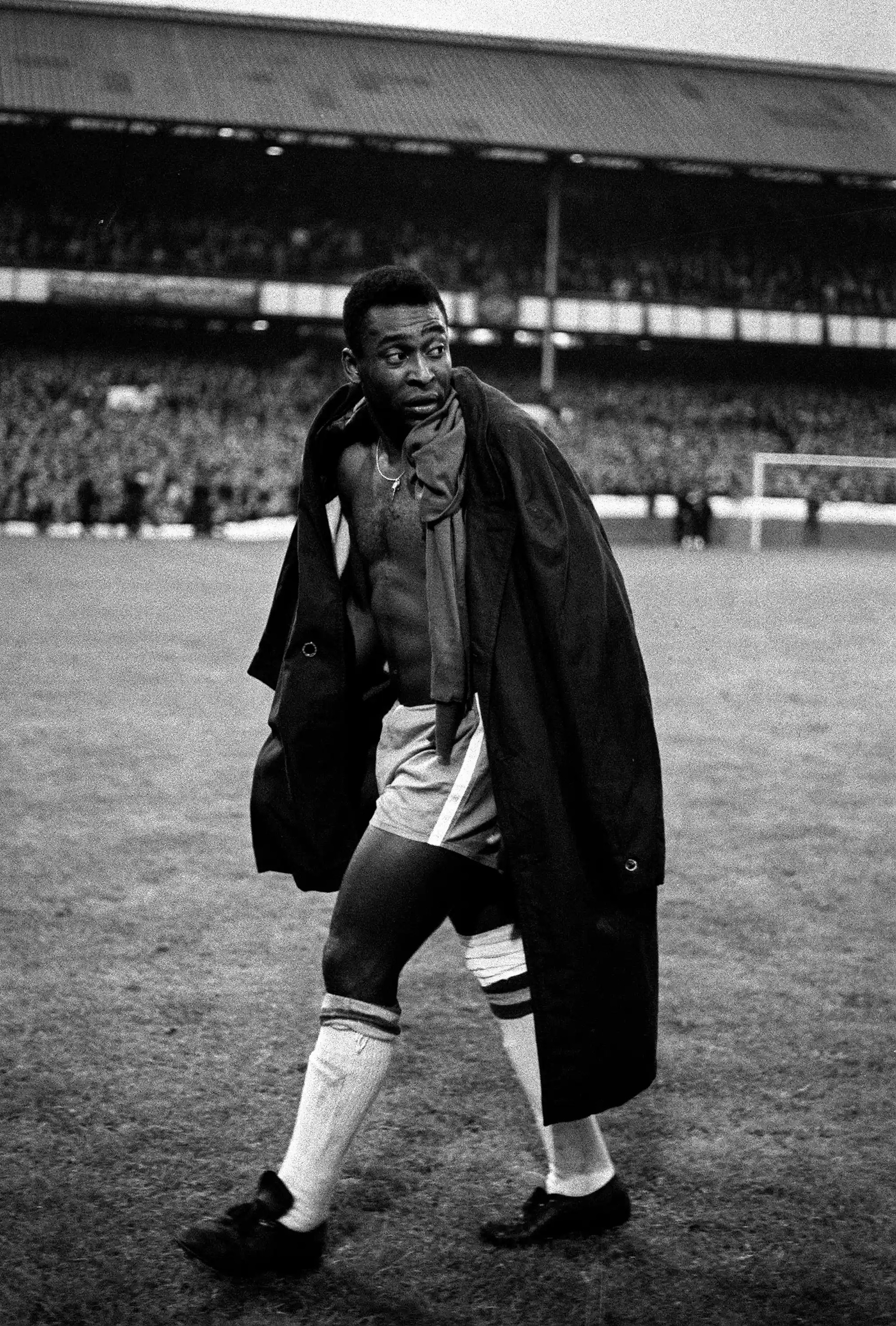 Pelé tại sân vận động Goodison Park (Anh) khi Brazil thua Bồ Đào Nha 3-1 ở World Cup. Ông đã bước ra khỏi sân thi đấu và tuyên bố đây là kỳ World Cup cuối cùng trong đời. Bốn năm sau, nhận thấy vai trò của mình trong lịch sử bóng đá, ông đã thay đổi suy nghĩ... (Ảnh: PA)