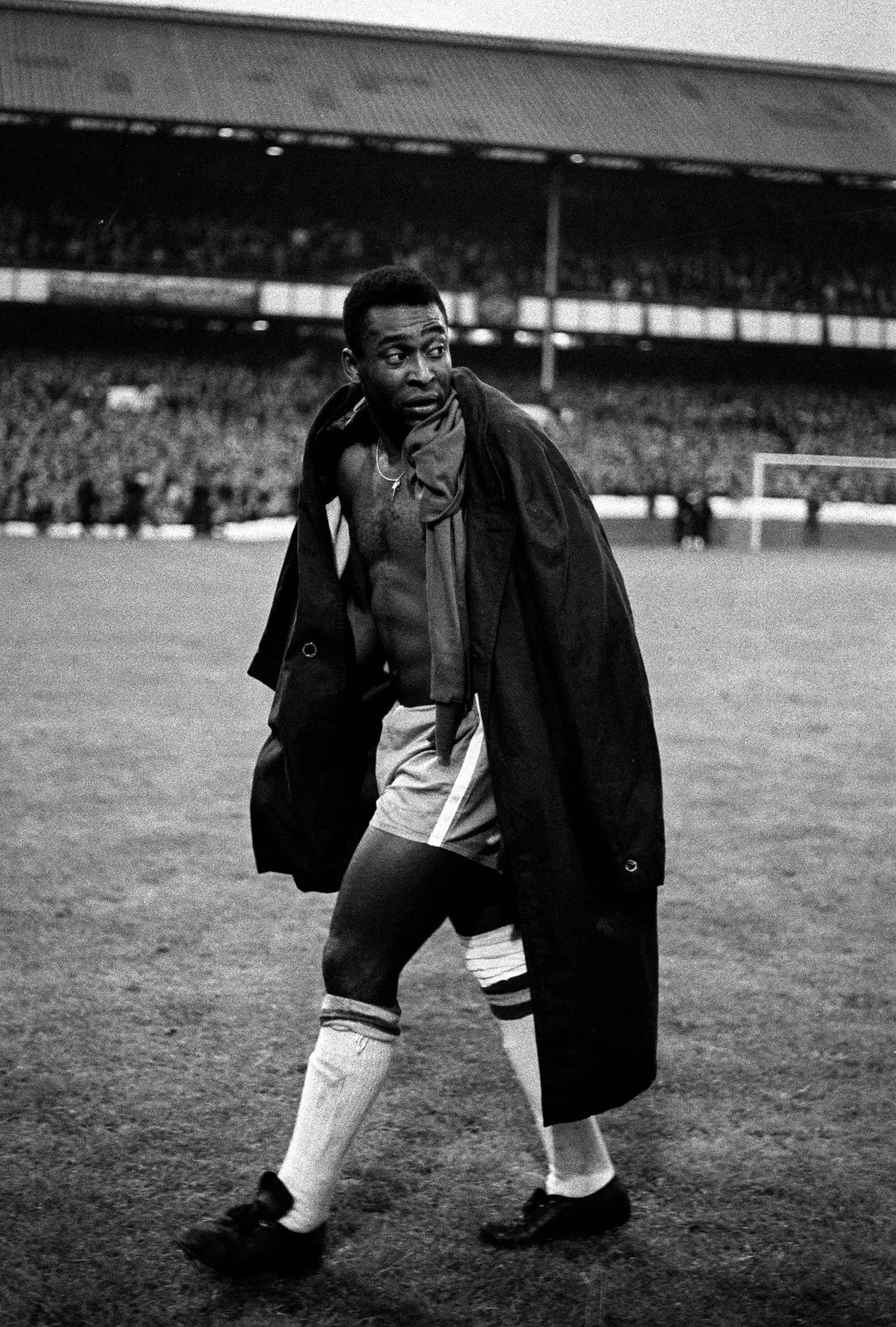 Pelé tại sân vận động Goodison Park (Anh) khi Brazil thua Bồ Đào Nha 3-1 ở World Cup. Ông đã bước ra khỏi sân thi đấu và tuyên bố đây là kỳ World Cup cuối cùng trong đời. Bốn năm sau, nhận thấy vai trò của mình trong lịch sử bóng đá, ông đã thay đổi suy nghĩ... (Ảnh: PA)