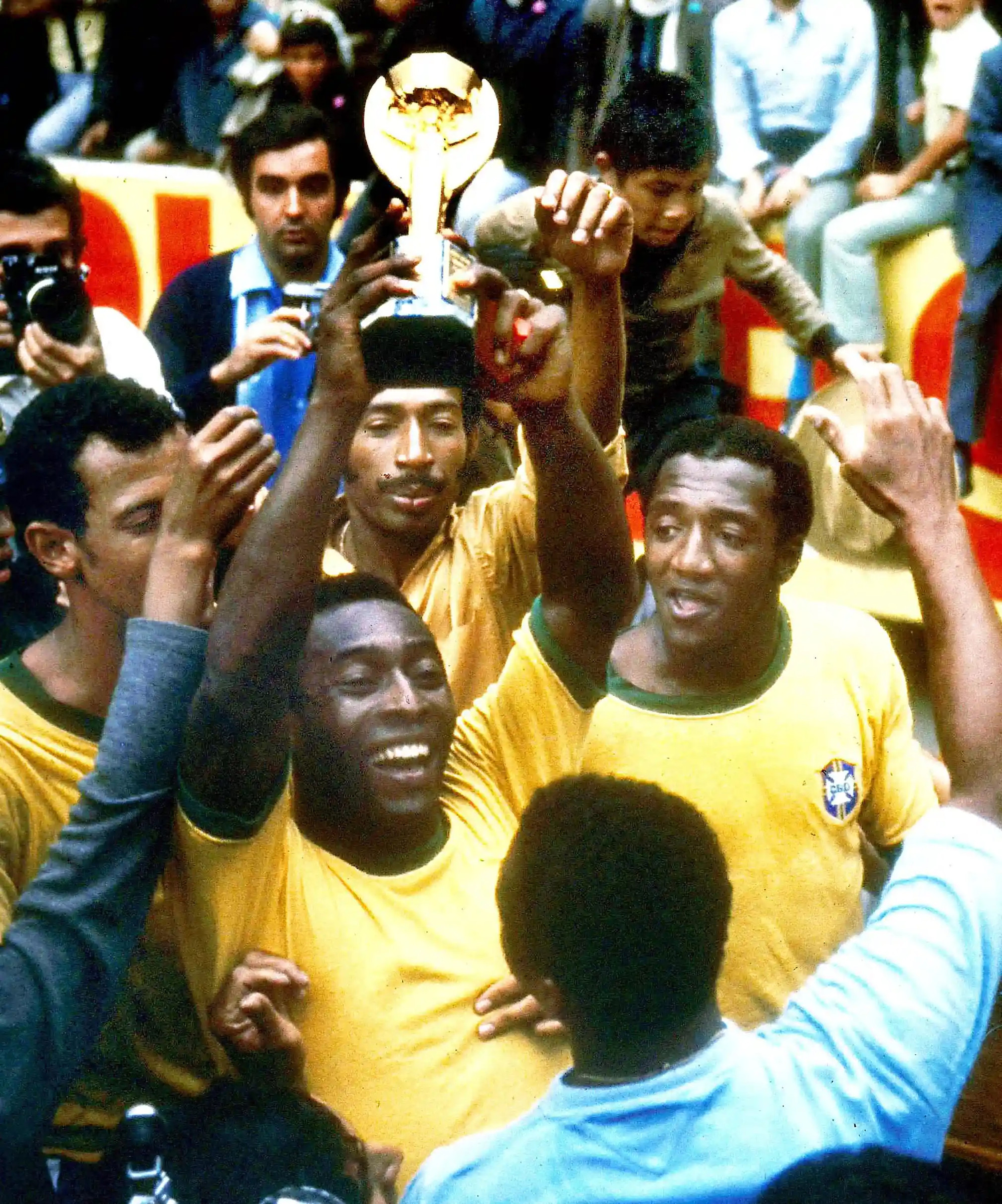 Pelé và các đồng đội nâng chiếc cúp của World Cup Mexico 1970. (Ảnh: The World Of Sports Sc/Shutterstock)