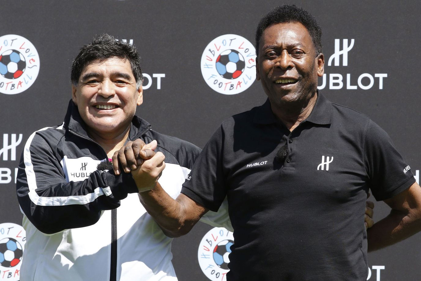 Bức ảnh chụp chung của Pelé và huyền thoại bóng đá Argentine Diego Maradona. Sau khi Maradona qua đời, Pelé đã chia sẻ trên trang Instagram của ông rằng: "Một ngày nào đó, hy vọng chúng ta sẽ cùng nhau chơi bóng trên thiên đường". (Ảnh: Patrick Kovarik/AFP/Getty Images)