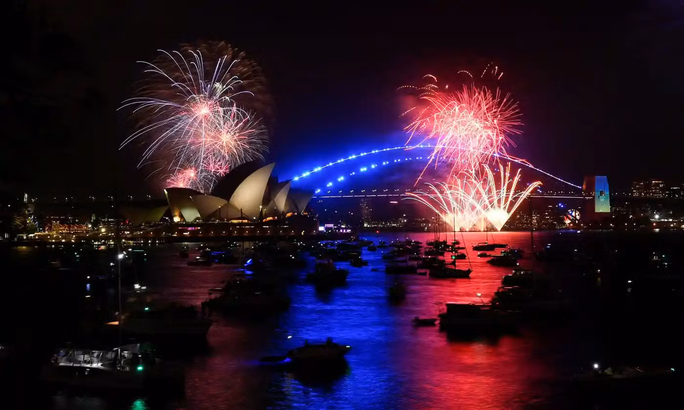 Khu vực Nhà hát Opera Sydney lung linh trong màn trình diễn pháo hoa lúc 9 giờ tối 31/12 (giờ địa phương). (Ảnh: Reuters)