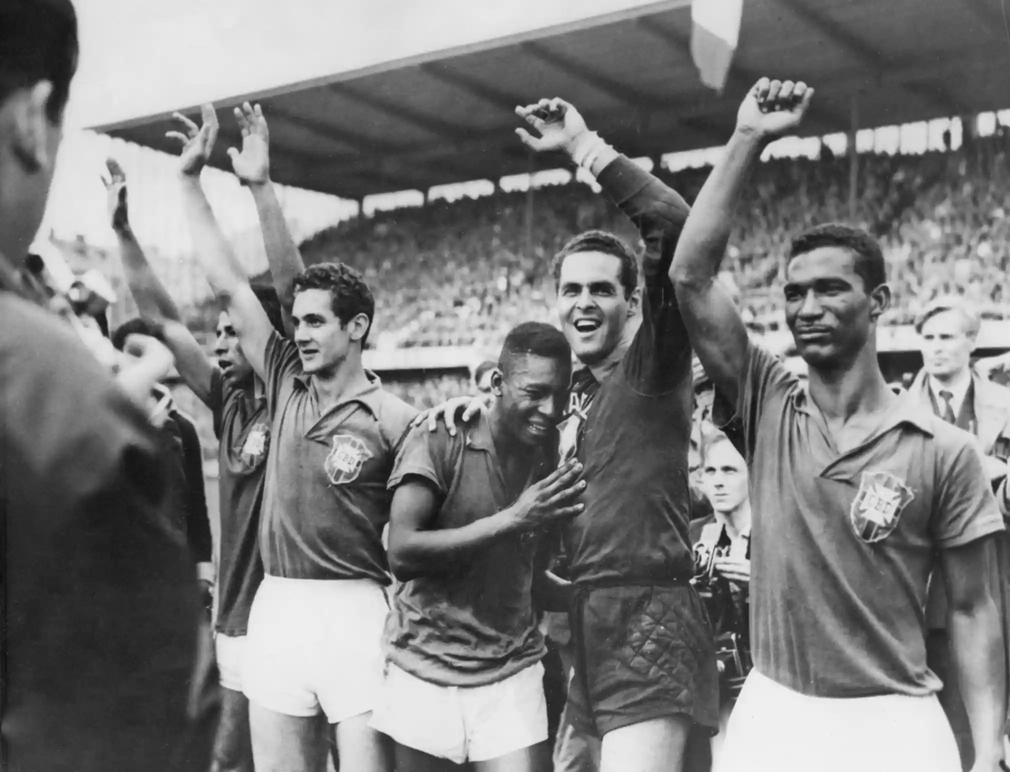 Pelé khóc trên vai thủ môn Gylmar dos Santos Neves sau chiến thắng 5-2 của Brazil trong World Cup năm 1958. Cũng trong cuốn tự truyện của mình, Pelé viết: “Suy nghĩ đầu tiên của tôi là về gia đình mình. Họ có biết rằng chúng tôi là nhà vô địch không? Tôi muốn nói chuyện với bố mẹ nhưng không có điện thoại cho nên tôi cứ nói: "Tôi phải nói với bố, tôi phải nói với bố..."". Và sự nghiệp của Vua bóng đá đã đi tiếp những bước dài sau khoảnh khắc lịch sử này. (Ảnh: AP)