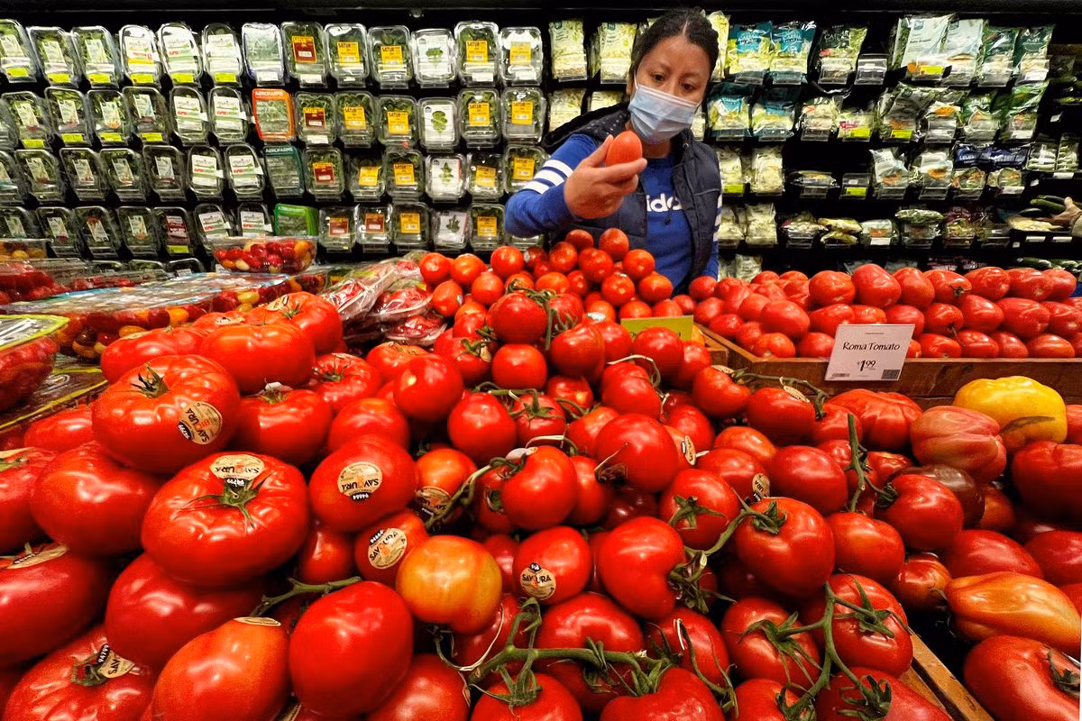 Ngày 16/3, Cục Dự trữ Liên bang Mỹ (FED) quyết định nâng lãi suất cơ bản lên 0,25-0,5%. Đây là lần đầu tiên FED tăng lãi suất cơ bản kể từ năm 2018 và là lần điều chỉnh đầu tiên kể từ sau khi dịch Covid-19 bùng phát đầu năm 2020. Trong ảnh: Người phụ nữ đang mua sắm tại 1 siêu thị ở bang New York. (Ảnh: Reuters)