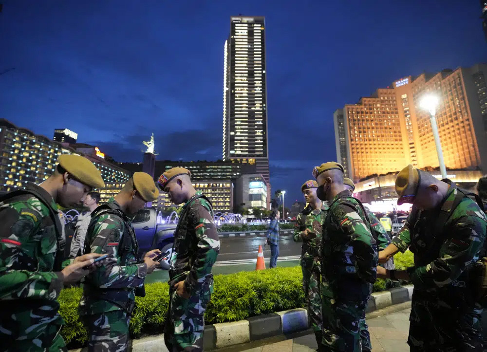 Binh sĩ Indonesia hiện diện tại khu thương mại chính tại Jakarta trong đêm Giao thừa. Ngày 30/12, Tổng thống Joko Widodo thông báo, nước này đã dỡ bỏ hoàn toàn các biện pháp phòng dịch Covid-19. (Ảnh: AP)