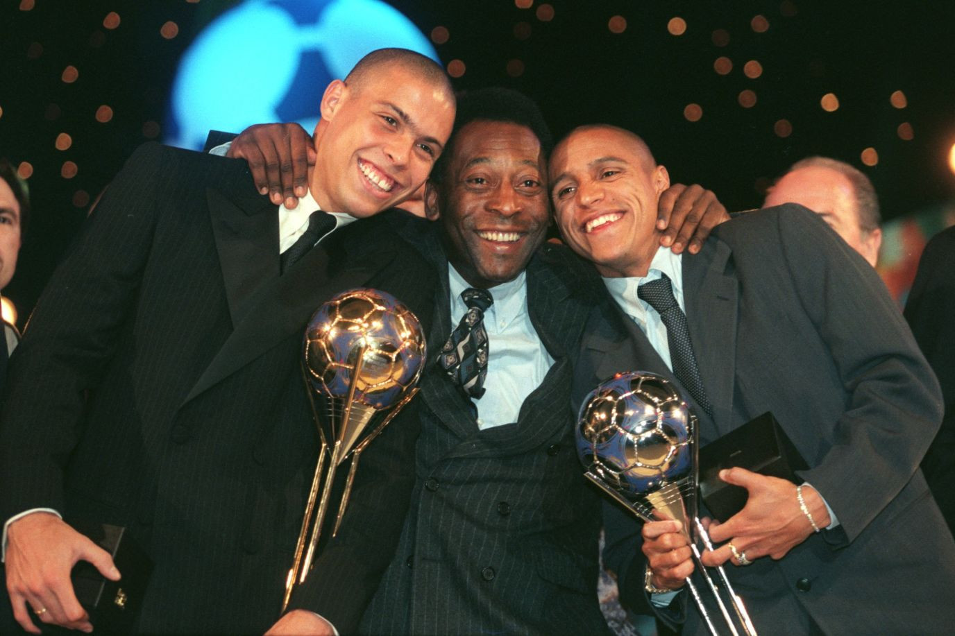 Pelé cùng 2 ngôi sao bóng đá của Brazil là Ronaldo và Roberto Carlos. Năm 1999, Pelé được Ủy ban Olympic quốc tế (IOC) vinh danh là Vận động viên của thế kỷ. Một năm sau, FIFA vinh danh ông với giải thưởng Cầu thủ của thế kỷ. (Ảnh: Matthew Ashton/EMPICS/Getty Images)