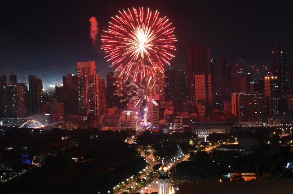 Chùm pháo hoa rực rỡ thắp sáng bầu trời thủ đô Manila. (Ảnh: AFP/JAM STA ROSA)