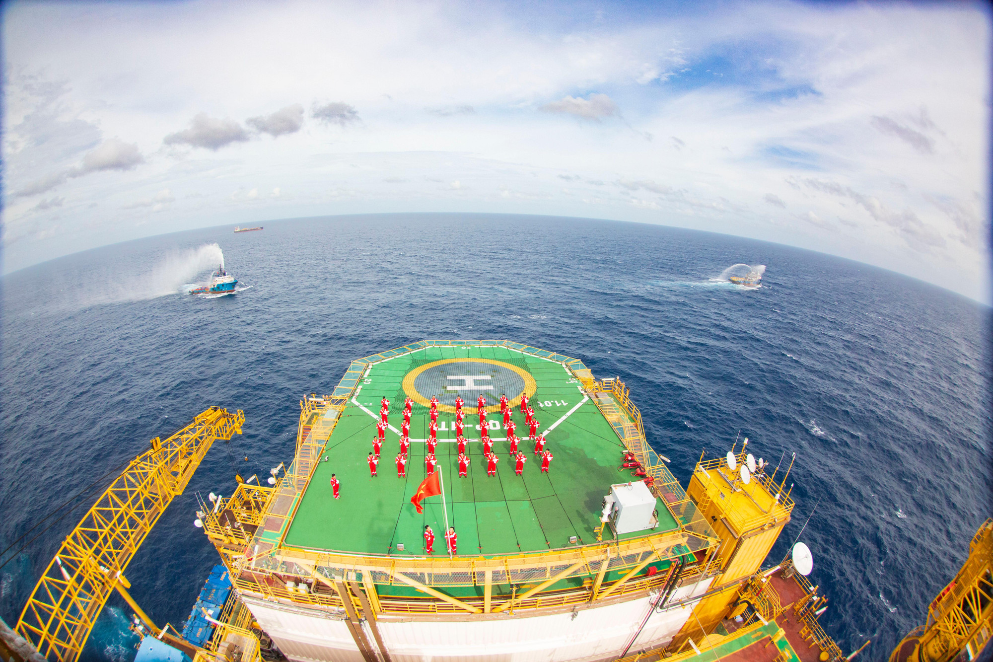 Thời tiết không phải lúc nào cũng ủng hộ lòng người. Một đầu tuần tháng 11, sáng sớm mây đen kéo tới, trời đổ mưa. Công tác chuẩn bị cho lễ chào cờ vì thế cũng khó khăn hơn. Nhưng tới 7 giờ 30 phút, khi mưa vừa ngưng, dù trời còn âm u, những nhân viên trên giàn khoan Hải Thạch-Mộc Tinh vẫn quyết tâm thực hiện nghi thức chào cờ như dự định.