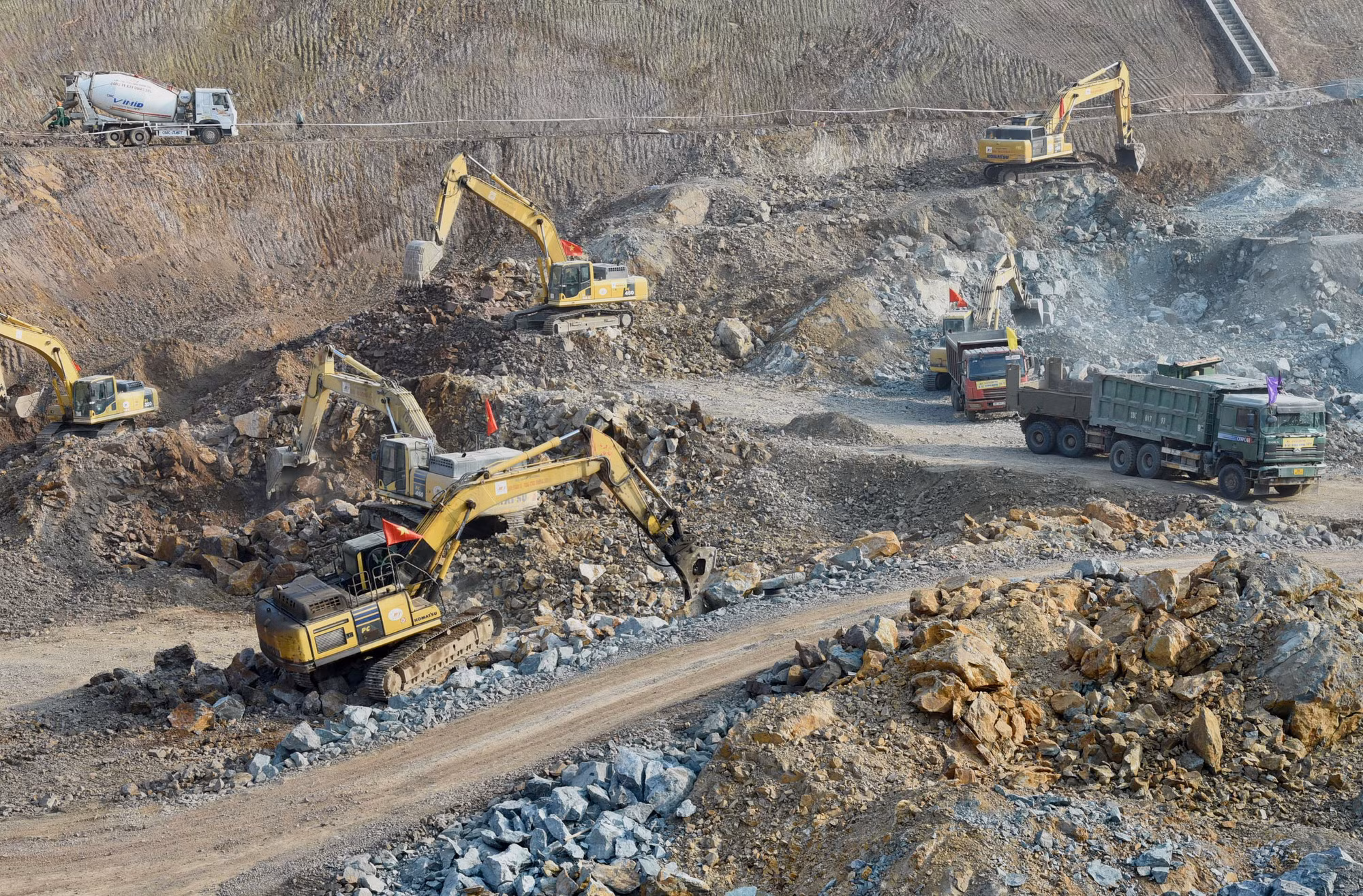 Các đơn vị thi công hối hả trên công trình xây dựng dự án Nhà máy Thủy điện Hòa Bình mở rộng.