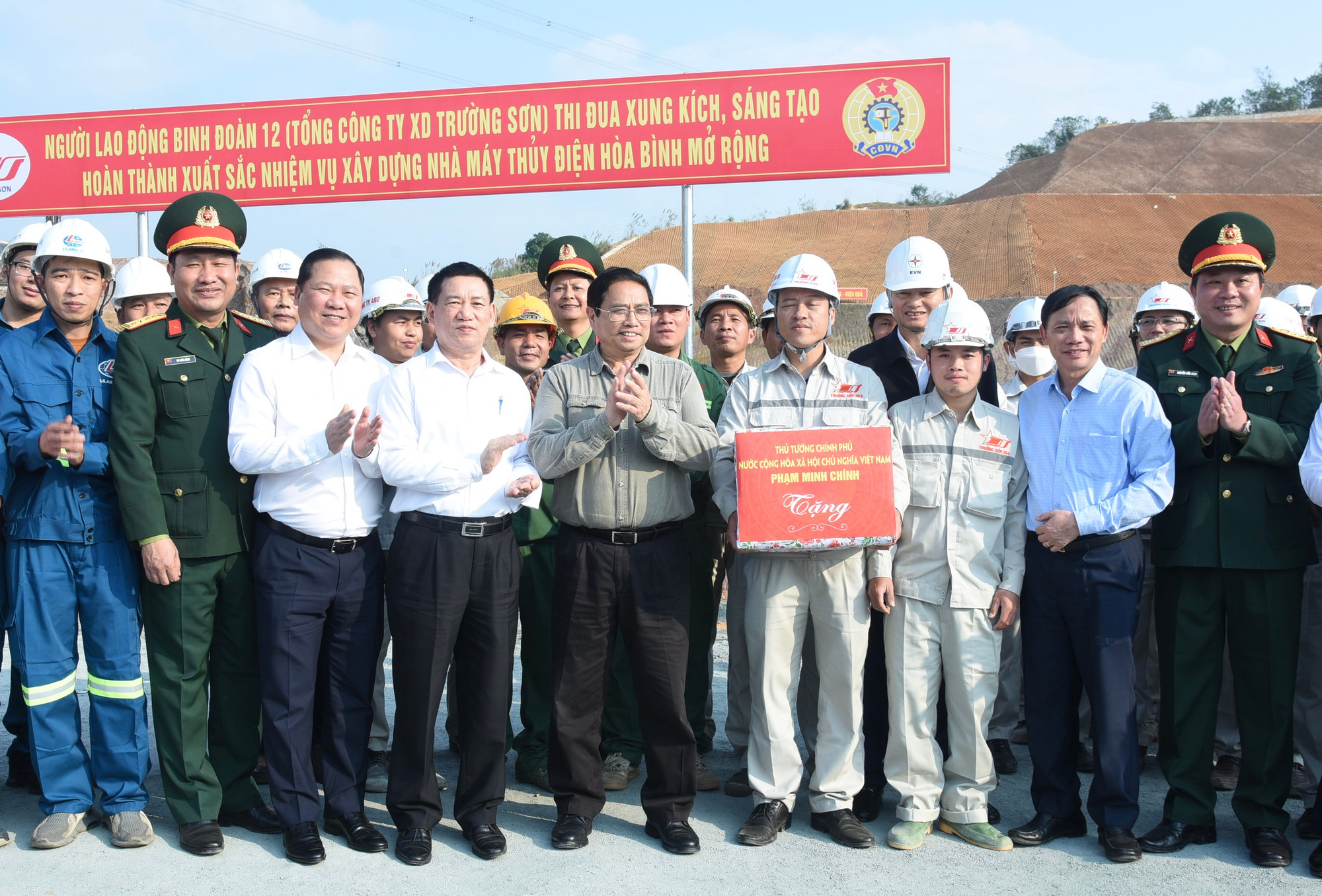 Thủ tướng Phạm Minh Chính tặng quà động viên các đơn vị tham gia thi công Nhà máy Thủy điện Hòa Bình mở rộng.