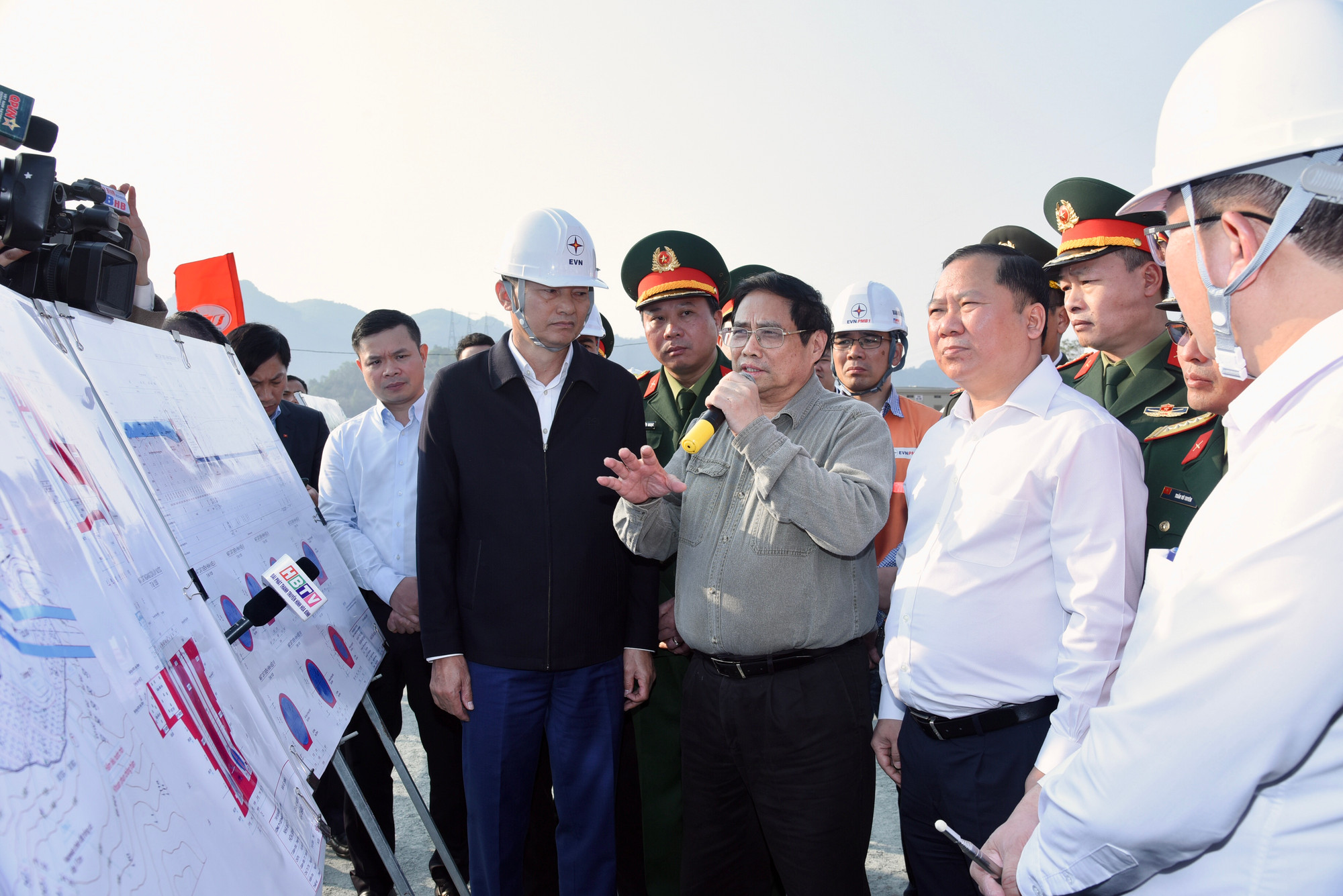 Thủ tướng Phạm Minh Chính chỉ đạo các đơn vị thi công dự án Nhà máy Thủy điện Hòa Bình mở rộng.