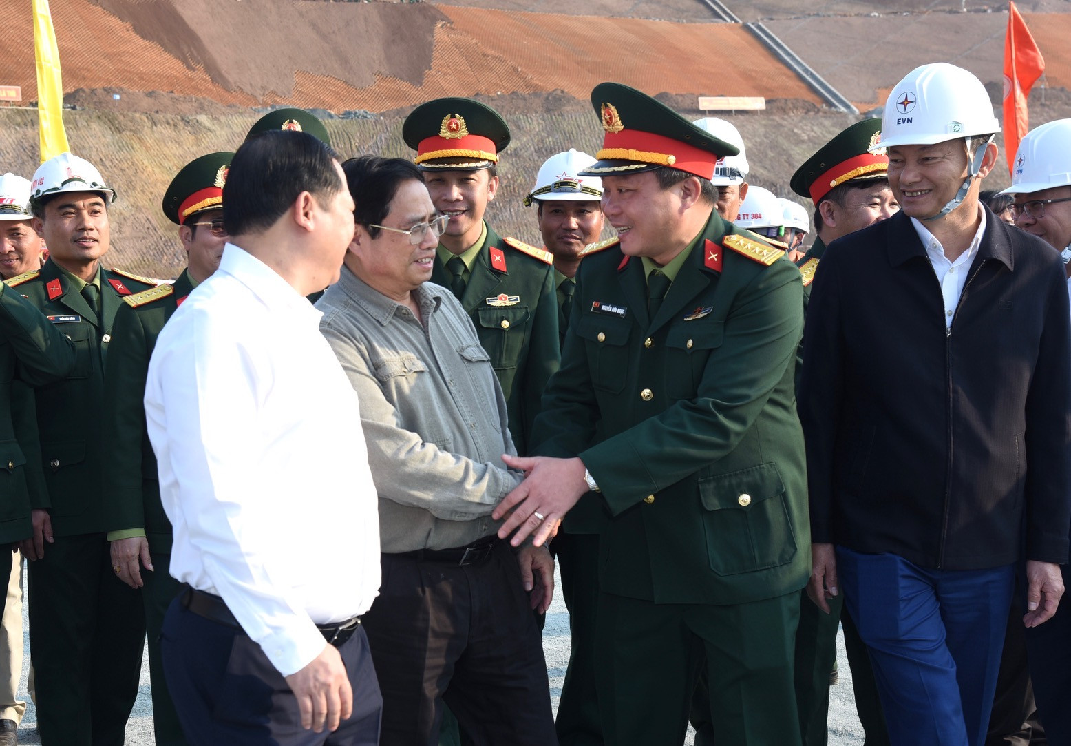 Thủ tướng Phạm Minh Chính động viên thăm hỏi lãnh đạo các đơn vị thi công trên công trường xây dựng Nhà máy Thủy điện Hòa Bình mở rộng.