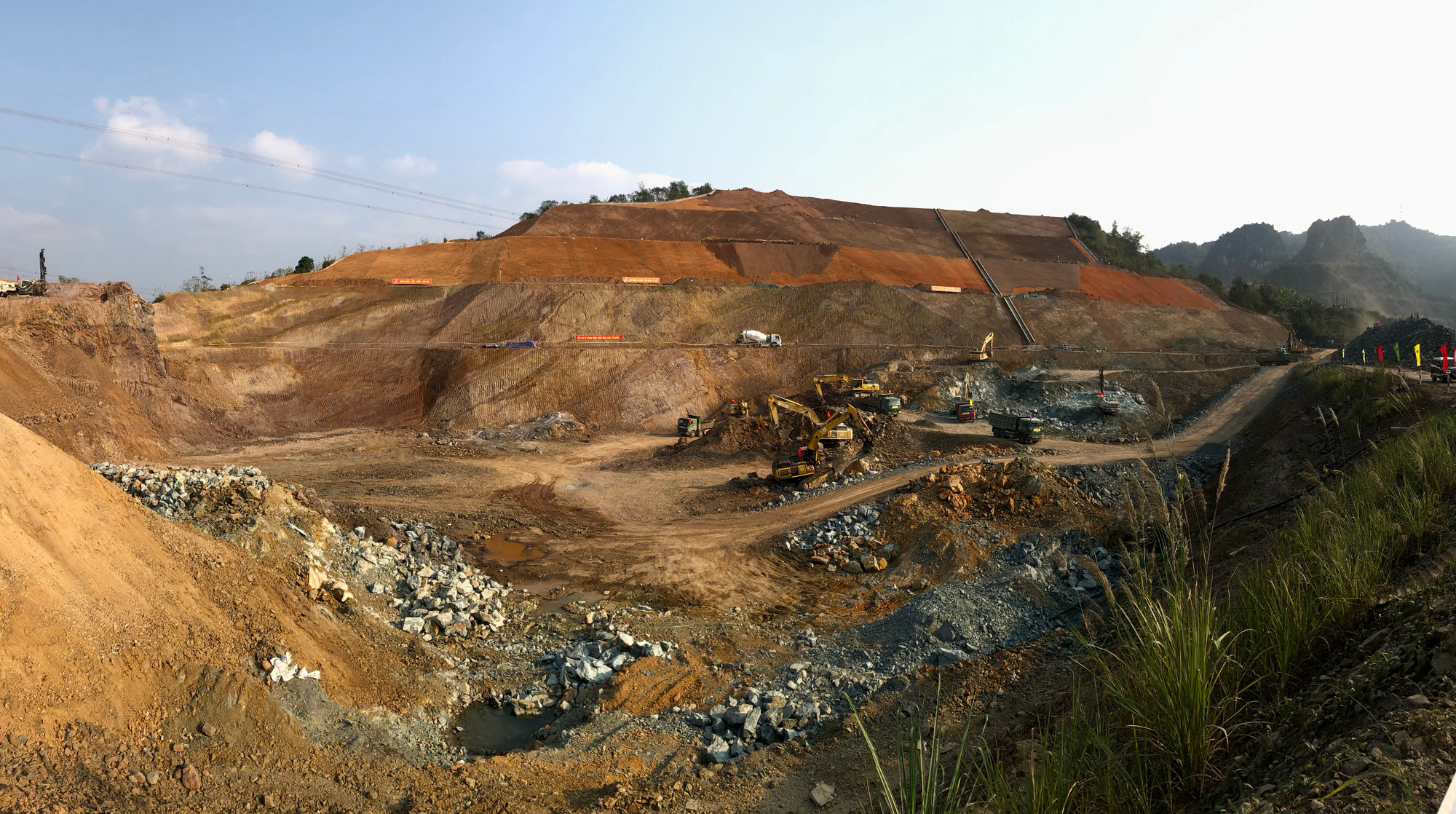 Toàn cảnh công trình Nhà máy Thủy điện Hòa Bình mở rộng.