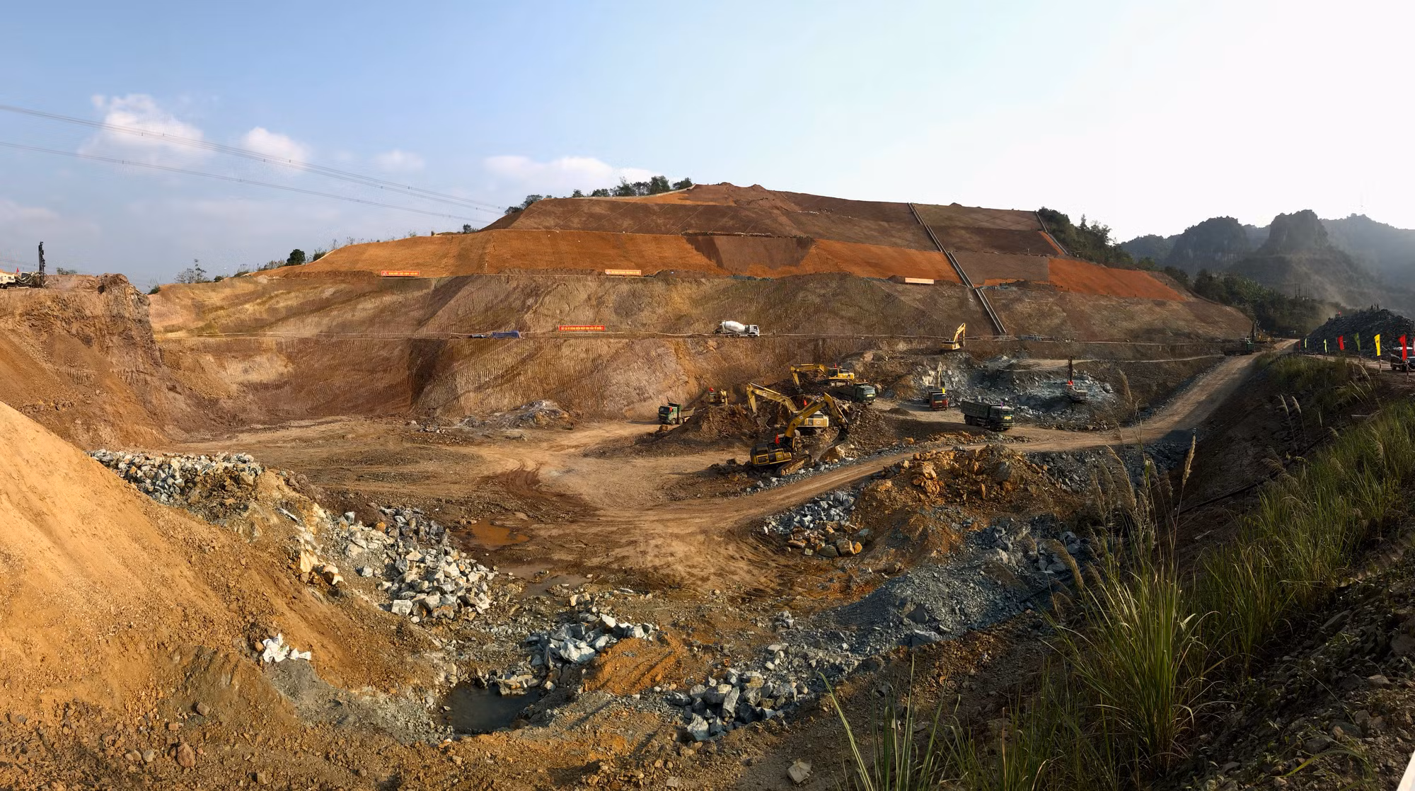 Toàn cảnh công trình Nhà máy Thủy điện Hòa Bình mở rộng.