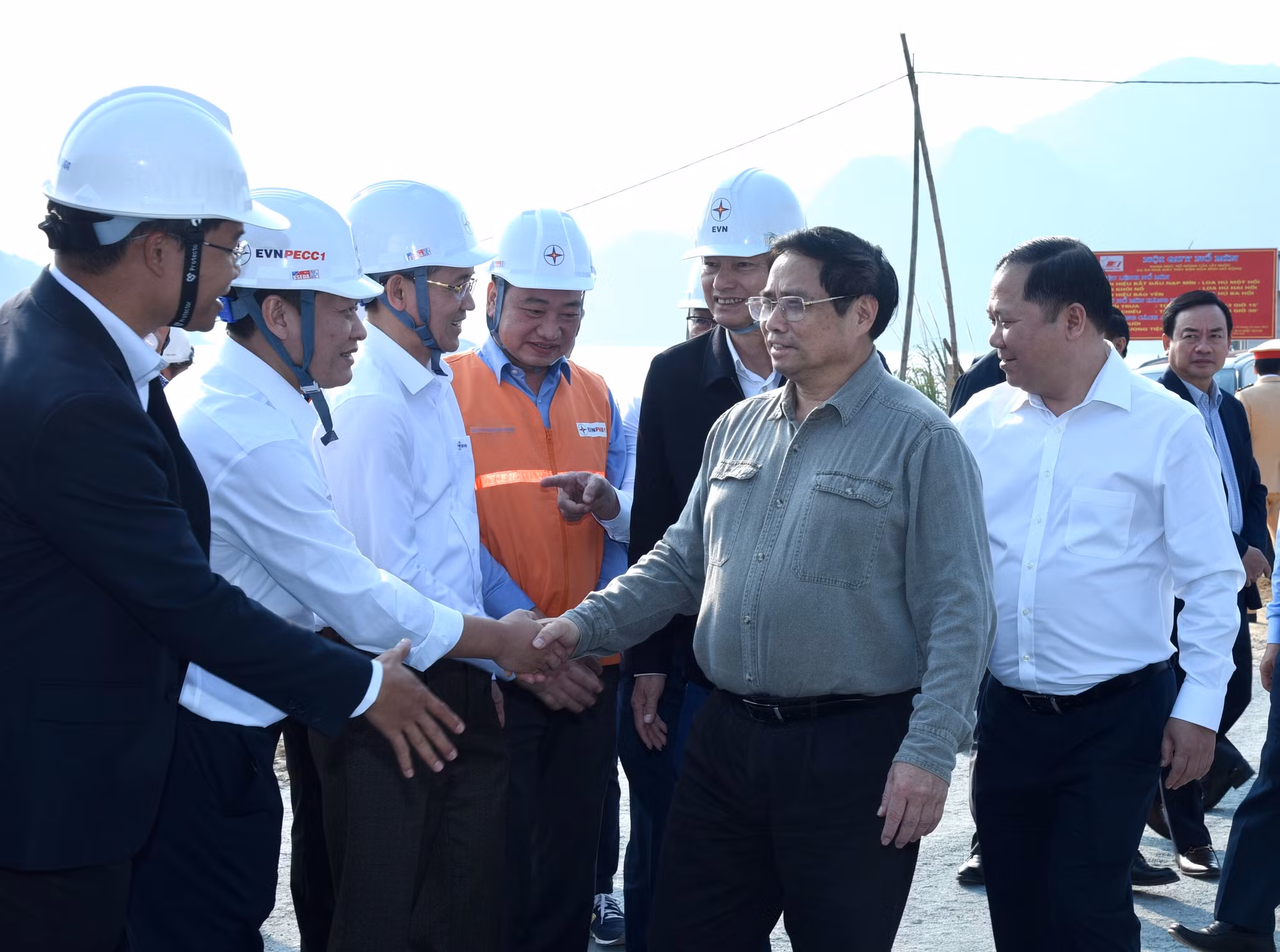 Thủ tướng Phạm Minh Chính thăm các đơn vị thi công trên công trường xây dựng Nhà máy Thủy điện Hòa Bình mở rộng.