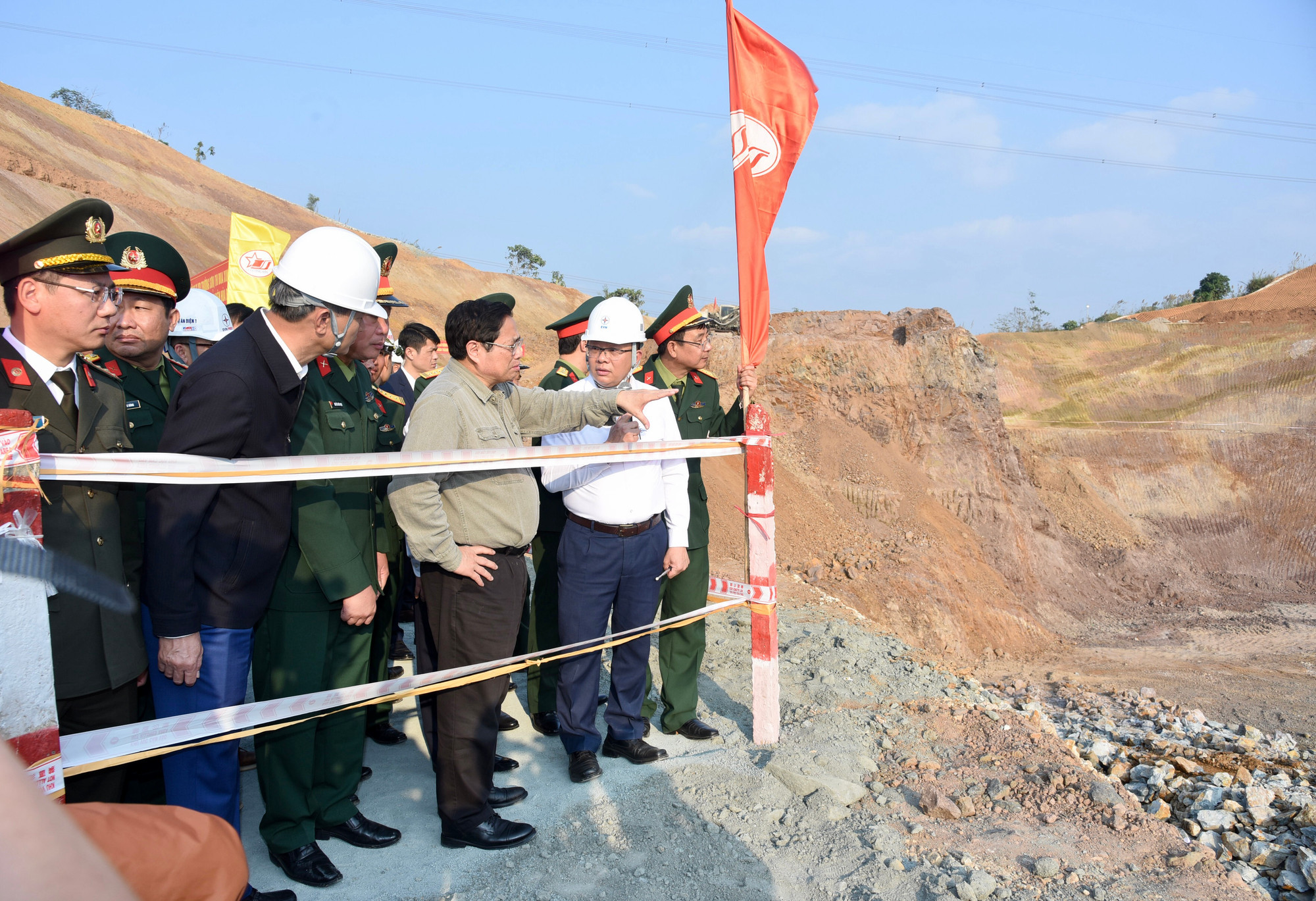 Thủ tướng Phạm Minh Chính khảo sát công trường xây dựng Nhà máy Thủy điện Hòa Bình mở rộng.