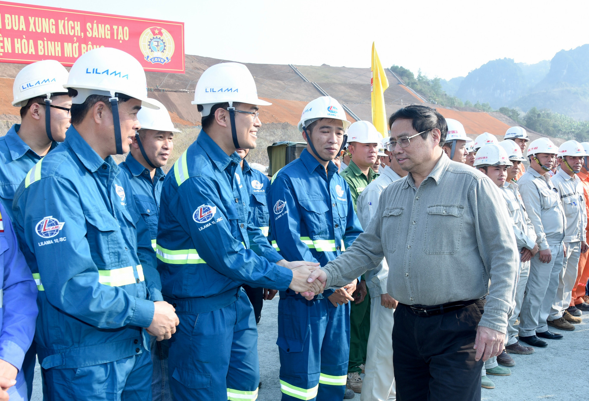 Thủ tướng Phạm Minh Chính thăm hỏi động viên kỹ sư, công nhân thi công trên công trường xây dựng Nhà máy Thủy điện Hòa Bình mở rộng.