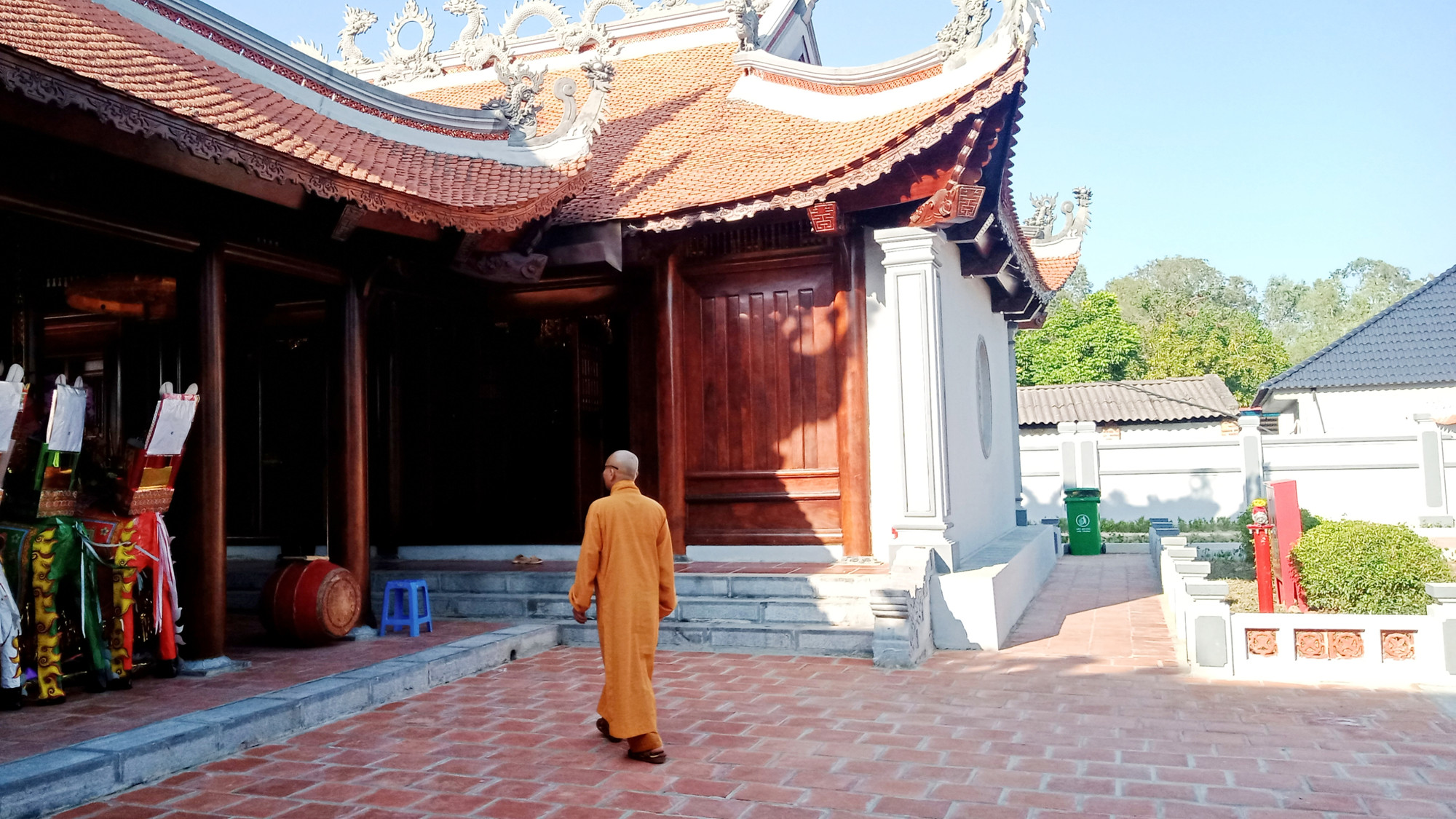 Tăng ni, phật tử thường xuyên chăm sóc đền thờ Lý Nam Đế, đồng thời cũng là di tích lịch sử quốc gia.