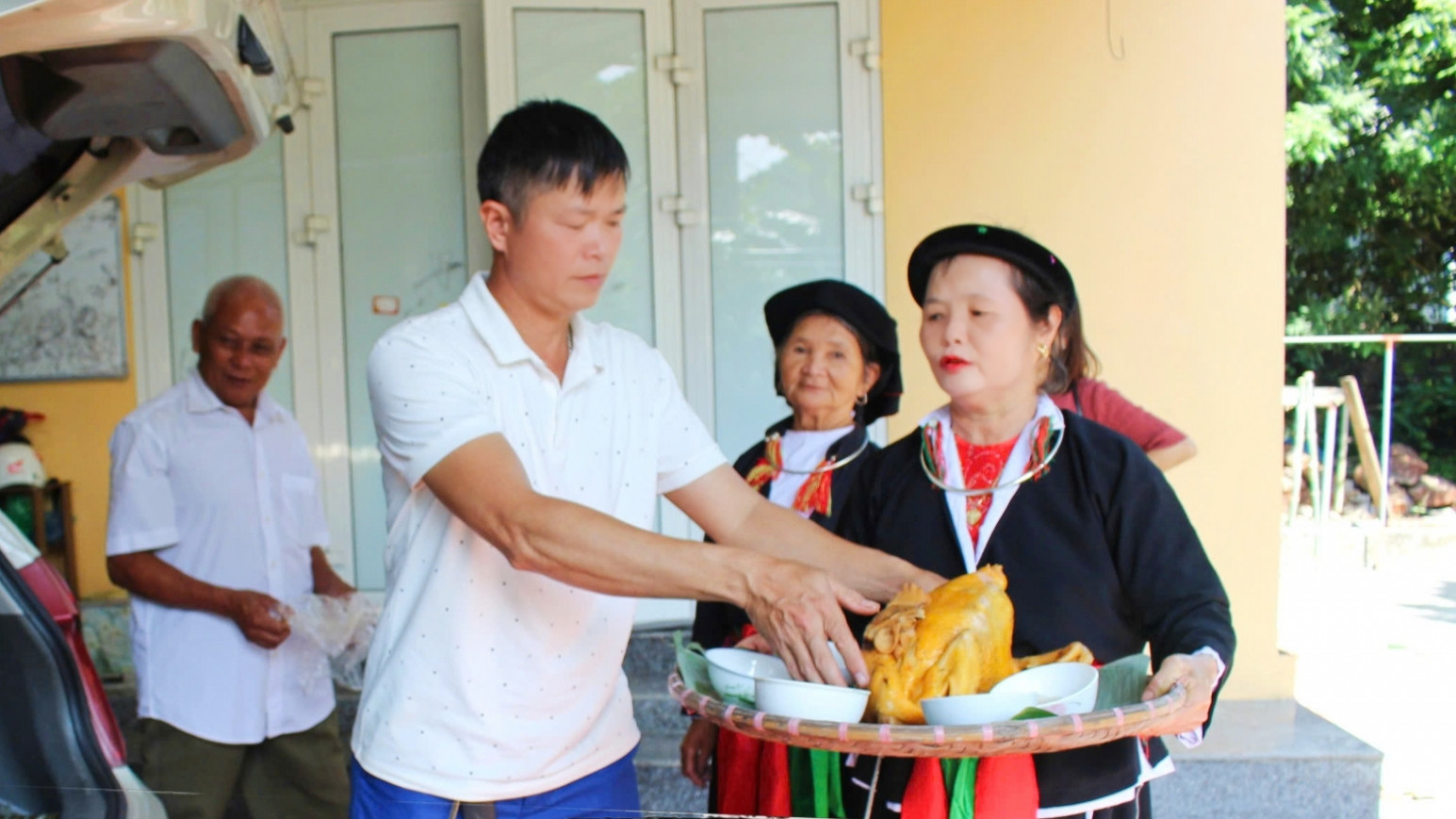 Lễ vật được dâng cúng tỏ lòng biết ơn thần linh, thành hoàng, tổ tiên phù hộ mưa thuận gió hòa, mùa màng bội thu