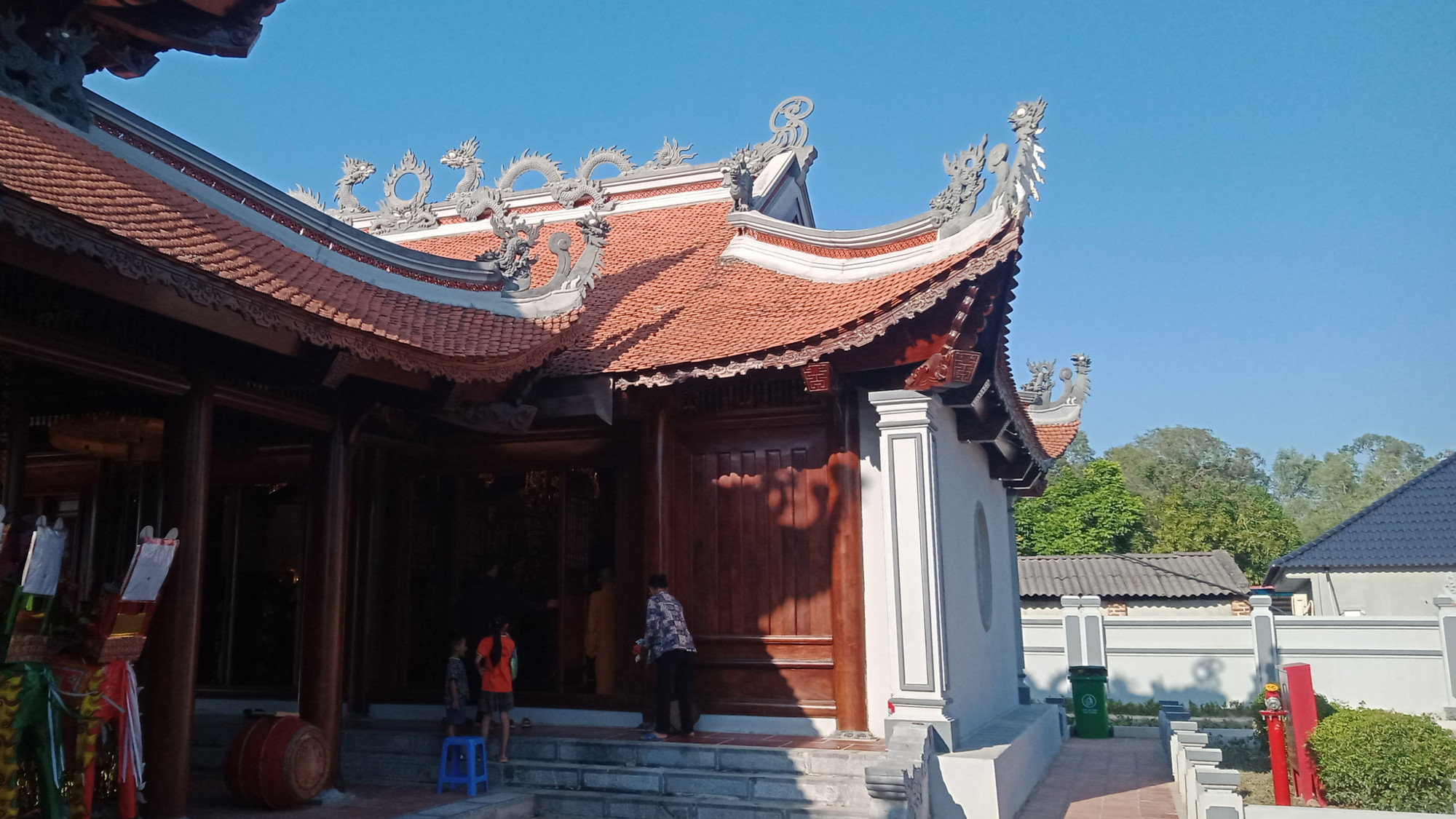 Đền thờ Lý Nam Đế là công trình kiến trúc nghệ thuật đặc sắc, mang đậm bản sắc văn hóa, khí phách dân tộc.