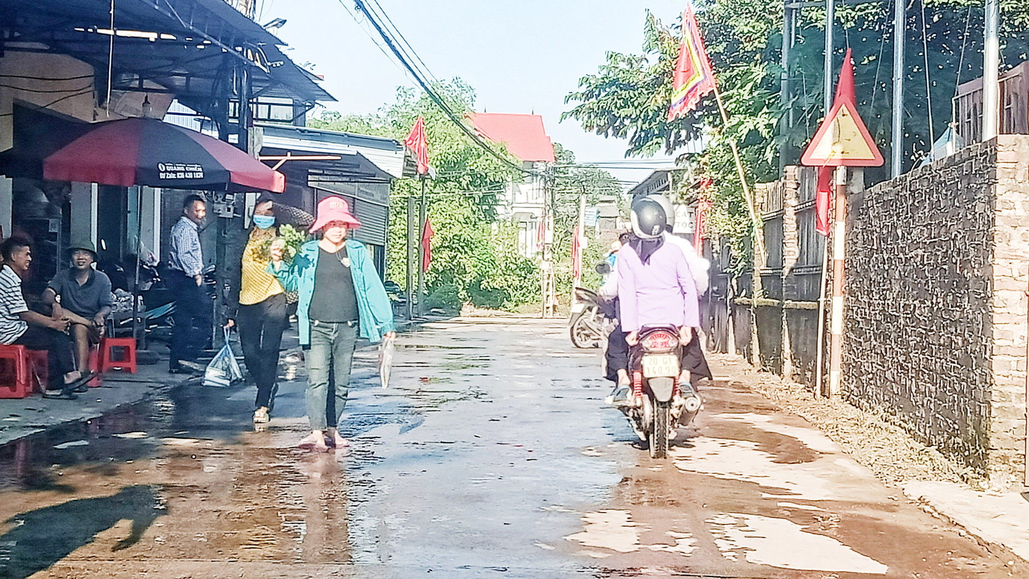 Vào những ngày lễ trọng, mồng một, ngày rằm, người dân địa phương mang theo sản vật địa phương thắp hương tri ân, tưởng nhớ Lý Nam Đế, vị Hoàng đế sinh ra ở Cổ Pháp.