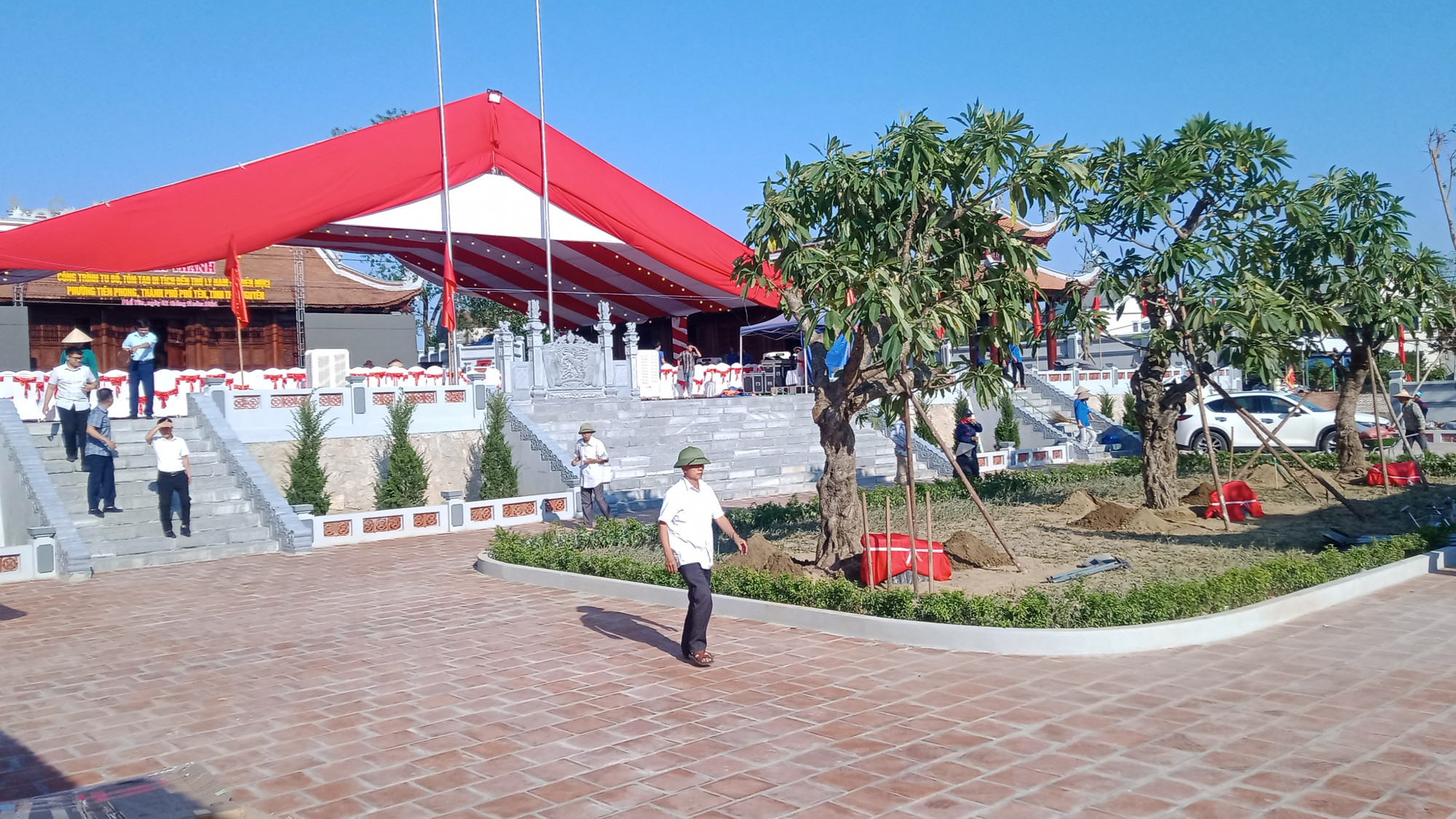 Các công trình và cảnh quan đền thờ Hoàng đế Lý Nam Đế được bố trí hài hòa.