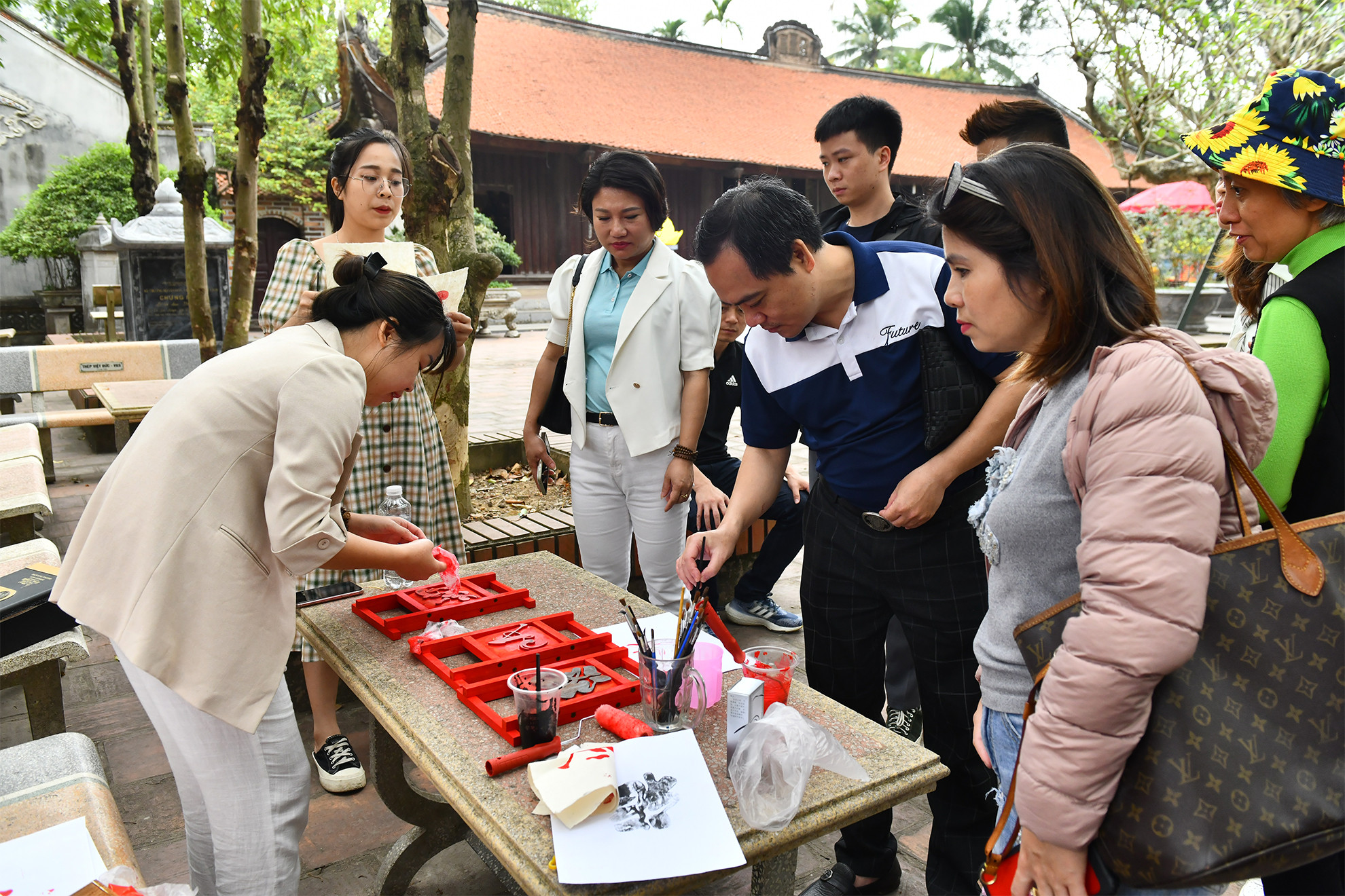 Du khách sẽ được tìm hiểu về bộ mộc bản hơn 3.000 tấm đã được UNESCO công nhận là Di sản tư liệu thuộc Chương trình Ký ức thế giới khu vực châu Á-Thái Bình Dương và trải nghiệm in mộc bản tại chùa Vĩnh Nghiêm.