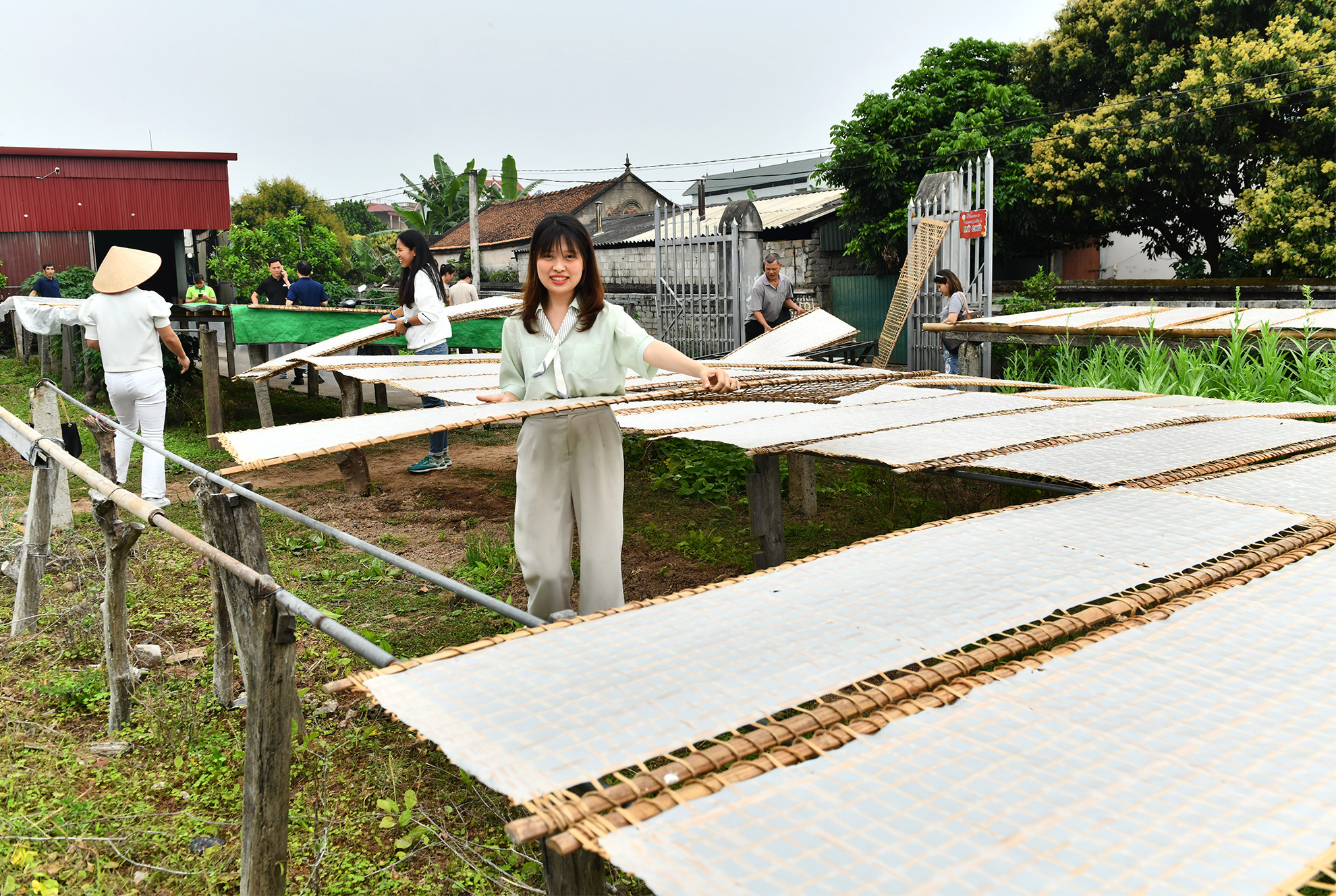 Du khách trải nghiệm sản phẩm du lịch làng nghề tại một cơ sở làm mì Chũ, huyện Lục Ngạn.