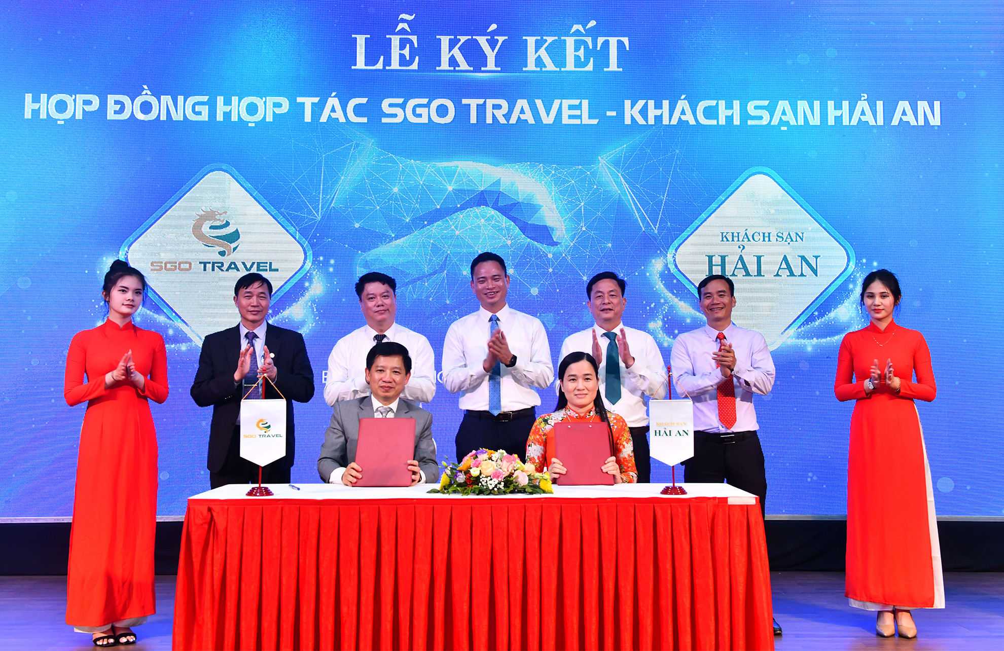 Các đơn vị khai thác lữ hành, khách sạn tham gia ký kết hợp tác phát triển tour du lịch Hà Nội-Bắc Giang-Tây Yên Tử.