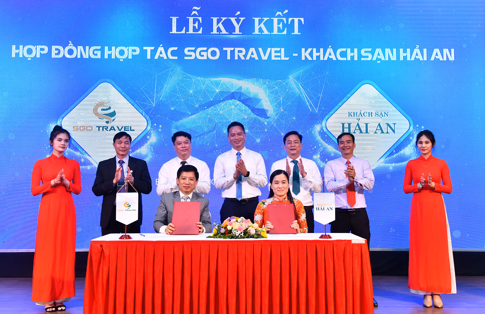 Các đơn vị khai thác lữ hành, khách sạn tham gia ký kết hợp tác phát triển tour du lịch Hà Nội-Bắc Giang-Tây Yên Tử.