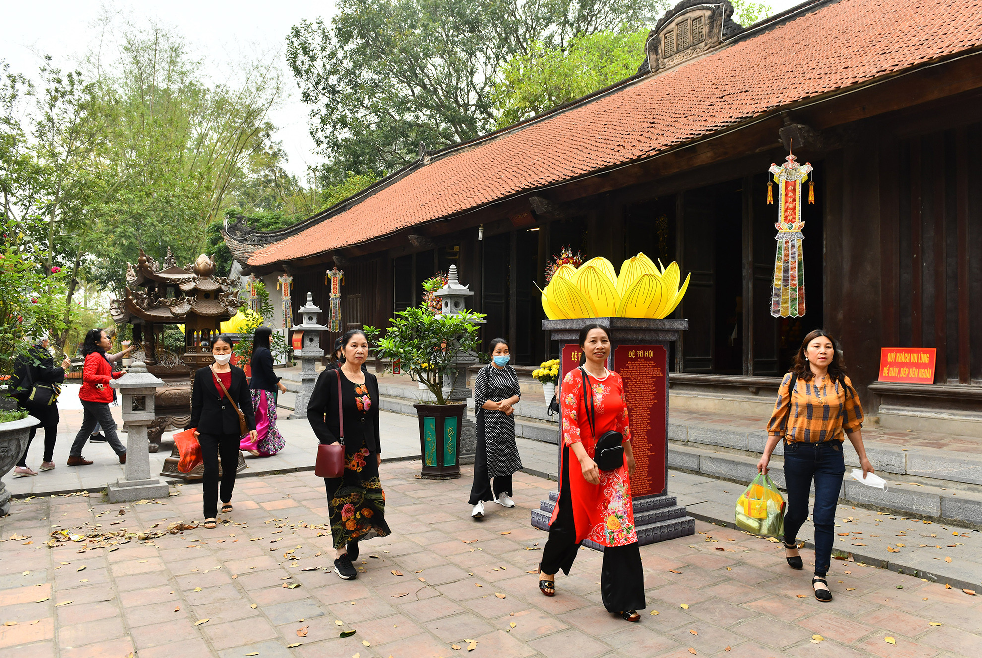 Du khách tham quan chùa Vĩnh Nghiêm, huyện Yên Dũng.