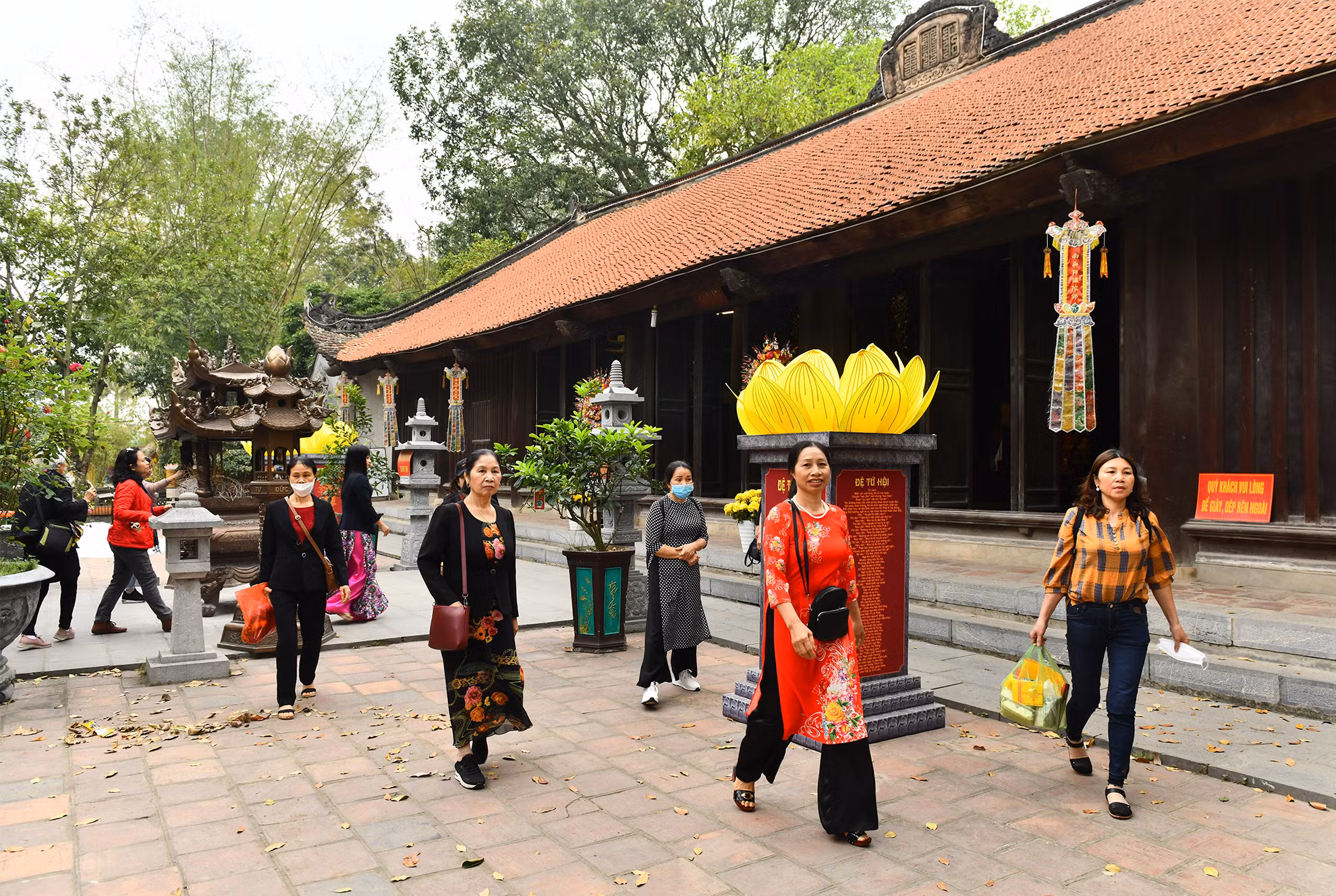 Du khách tham quan chùa Vĩnh Nghiêm, huyện Yên Dũng.