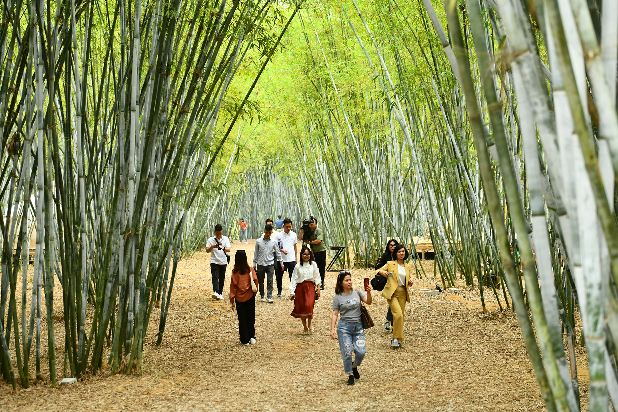 Du khách trải nghiệm tại khu du lịch sinh thái Bản Ven.