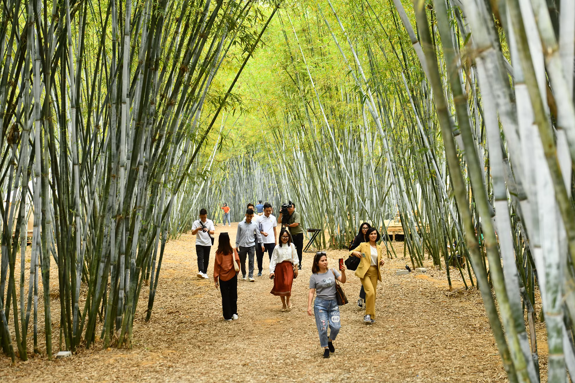 Du khách trải nghiệm tại khu du lịch sinh thái Bản Ven.